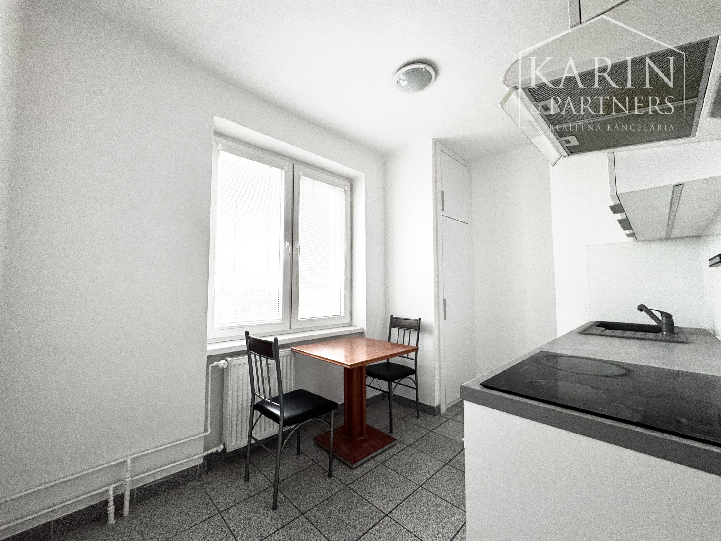 Na prenájom priestranný 2-izbový byt so zaskleným balkónom – ul. M. Nešpora, Holíč