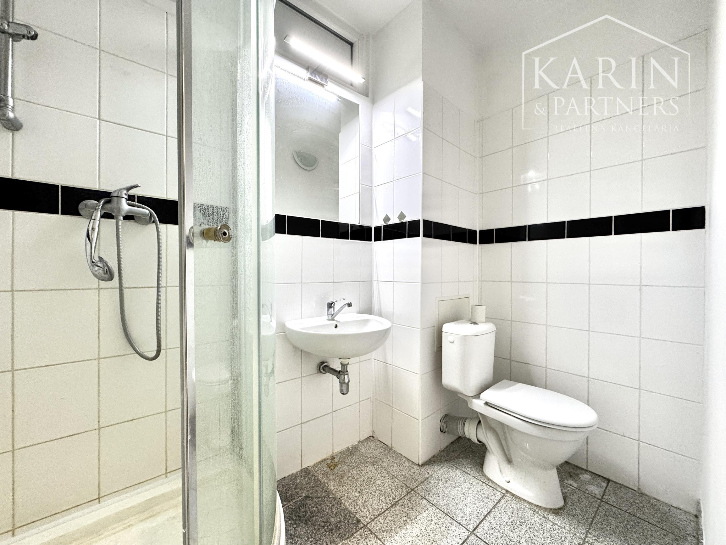 Na prenájom priestranný 2-izbový byt so zaskleným balkónom – ul. M. Nešpora, Holíč