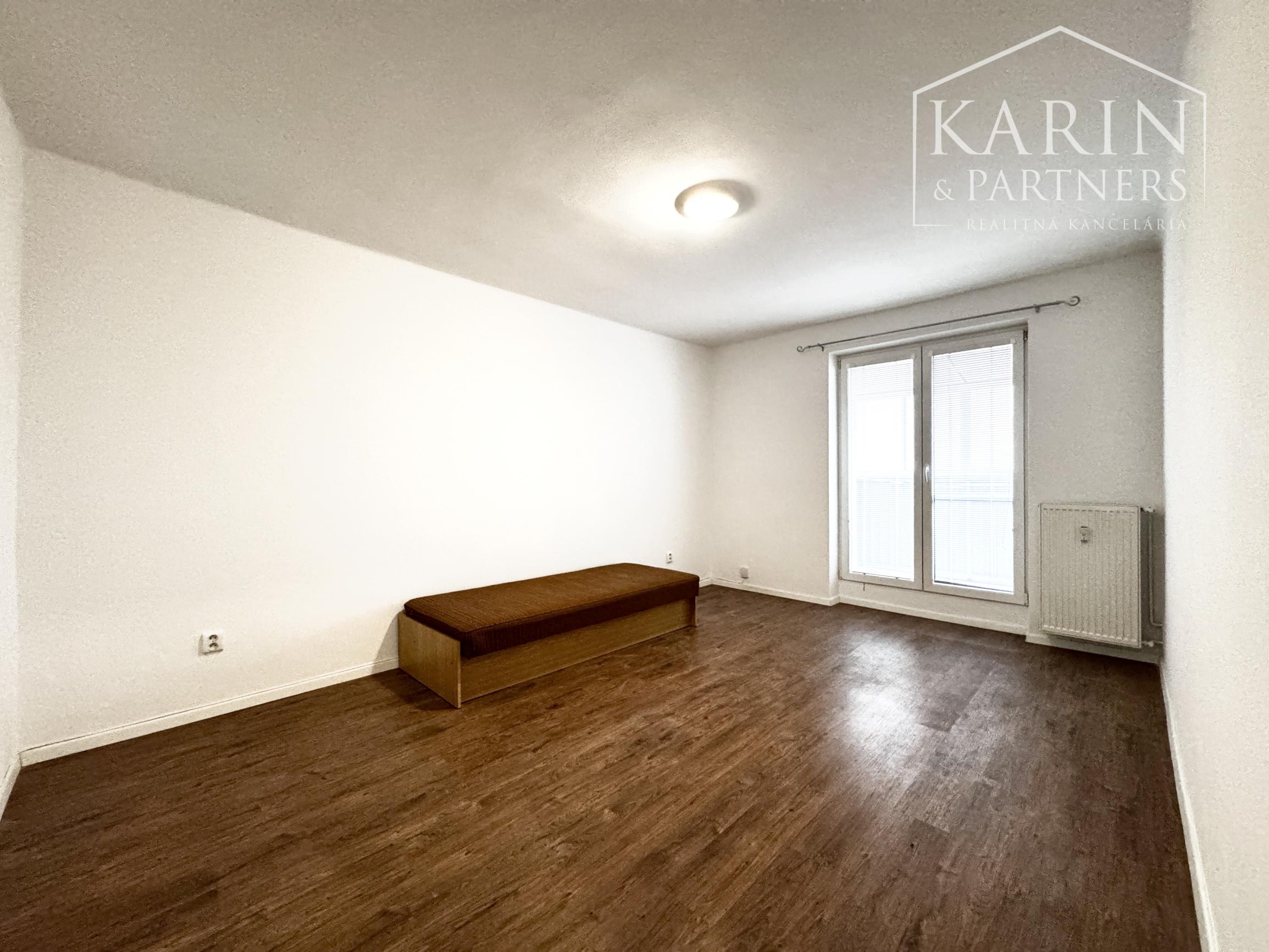 Na prenájom priestranný 2-izbový byt so zaskleným balkónom – ul. M. Nešpora, Holíč