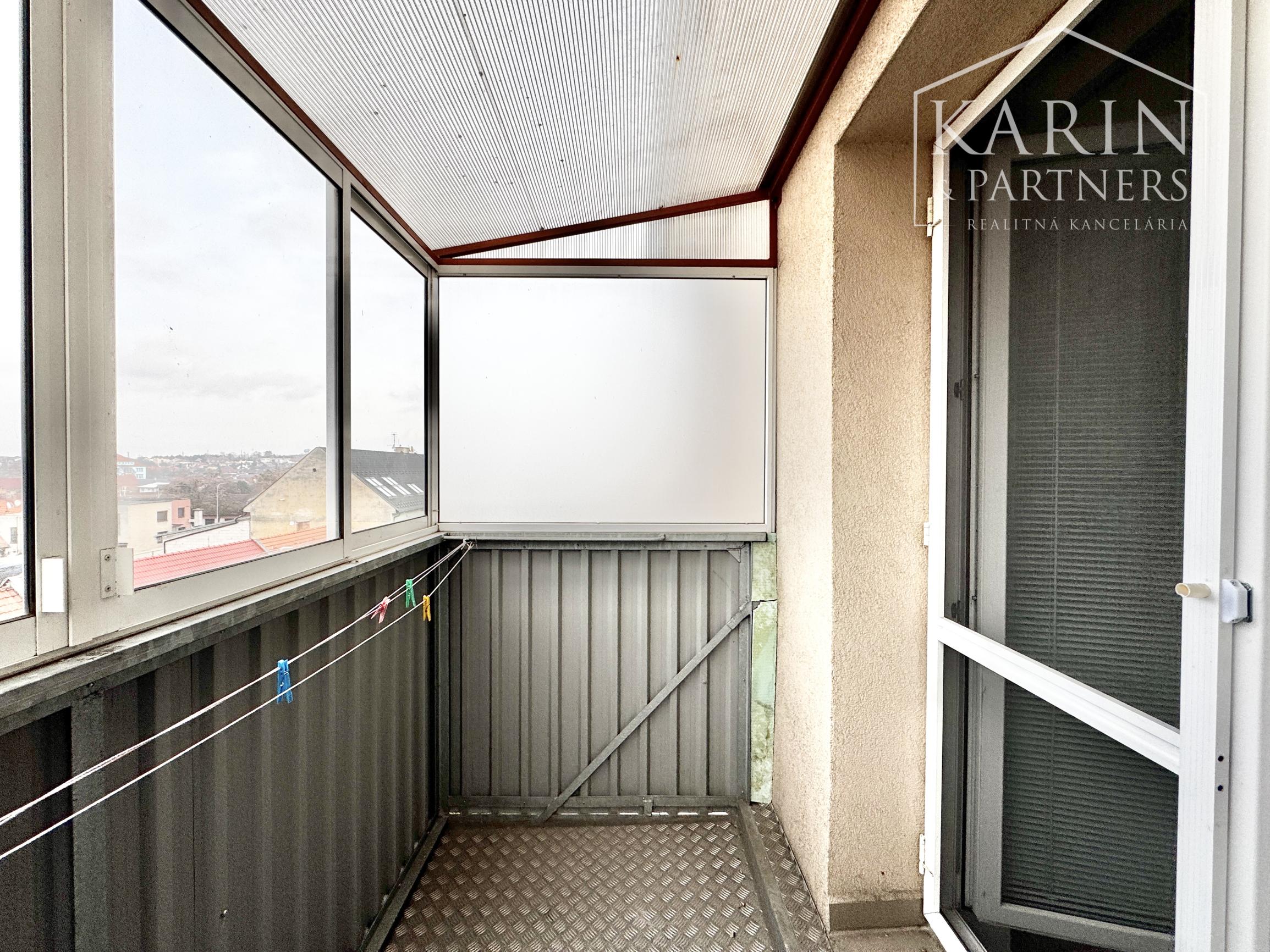 Na prenájom priestranný 2-izbový byt so zaskleným balkónom – ul. M. Nešpora, Holíč