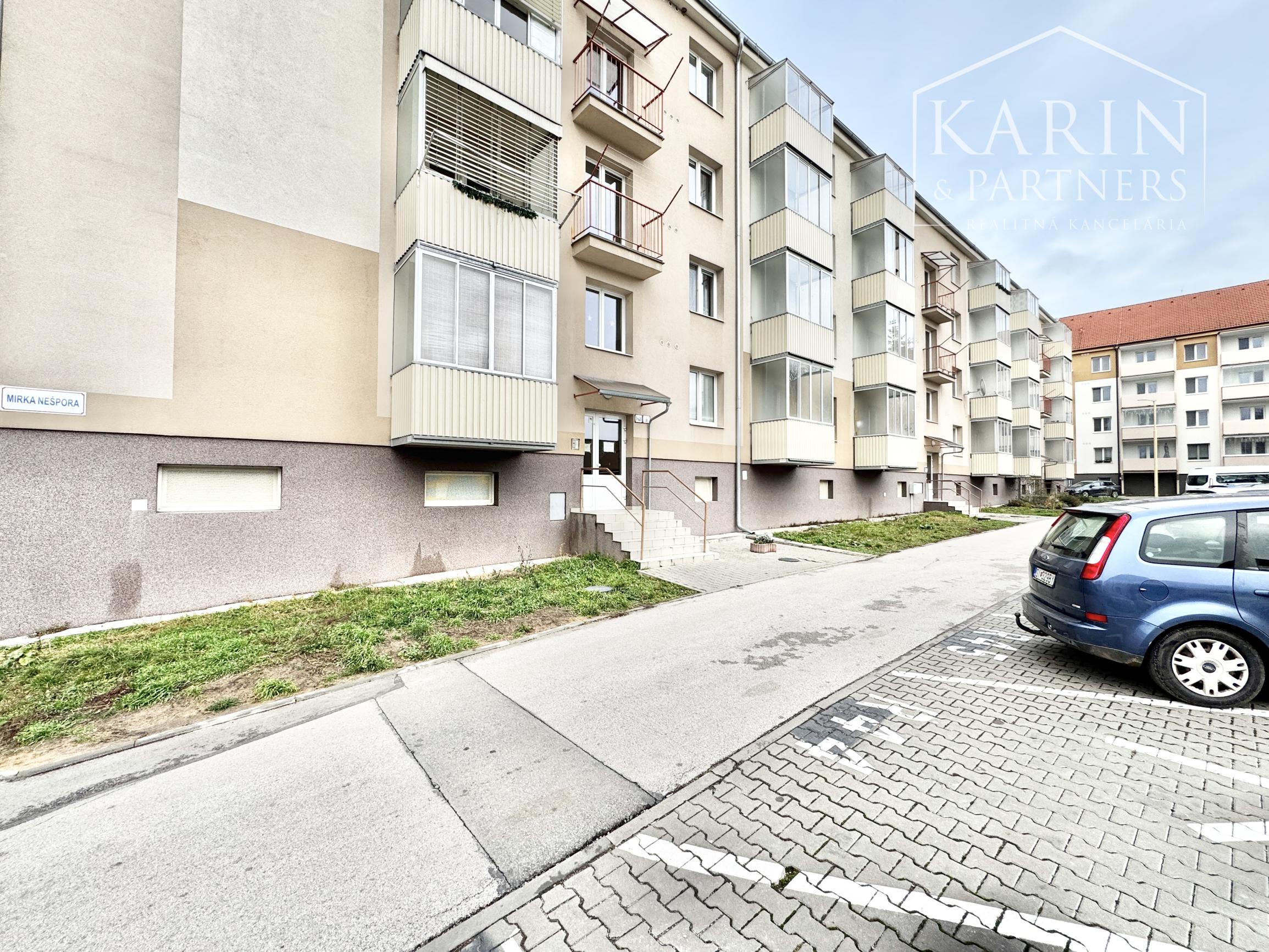 Na prenájom priestranný 2-izbový byt so zaskleným balkónom – ul. M. Nešpora, Holíč