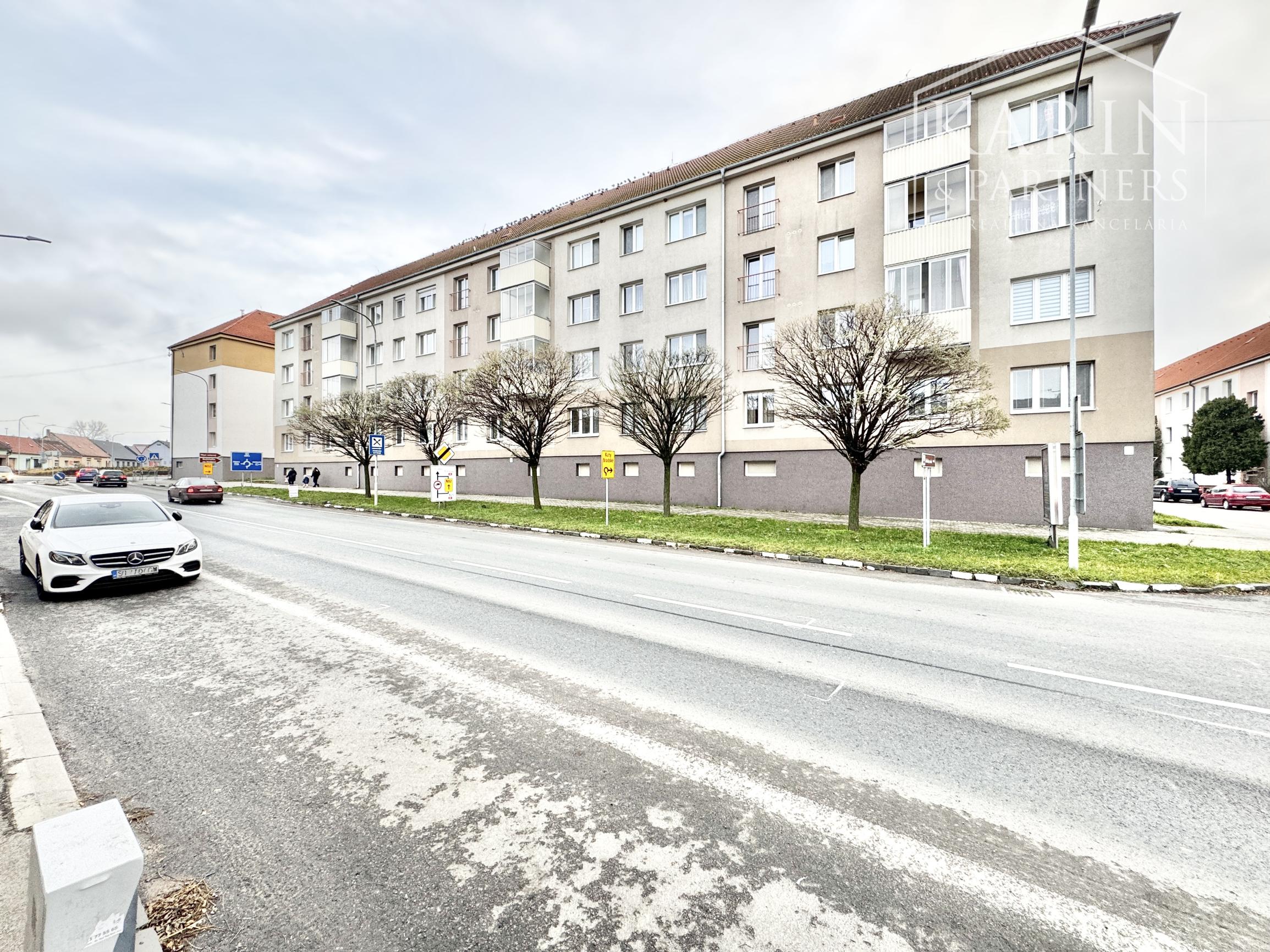 Na prenájom priestranný 2-izbový byt so zaskleným balkónom – ul. M. Nešpora, Holíč