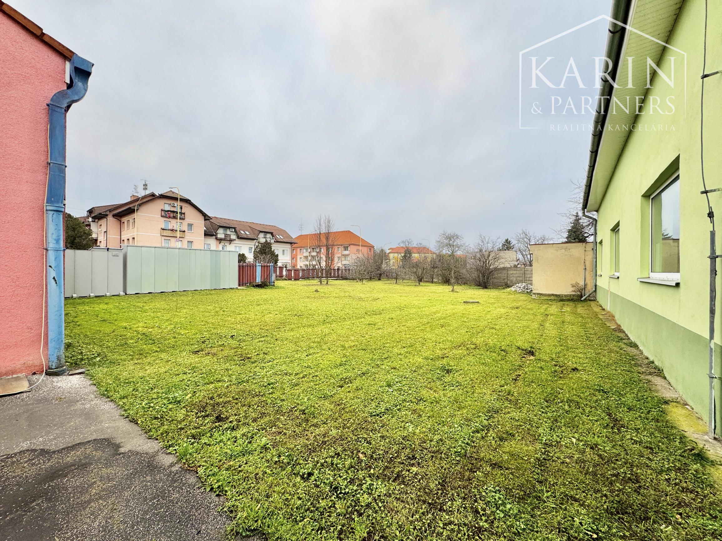 Prenájom pozemku so širokým využitím priamo pri hlavnej ceste v Holíči