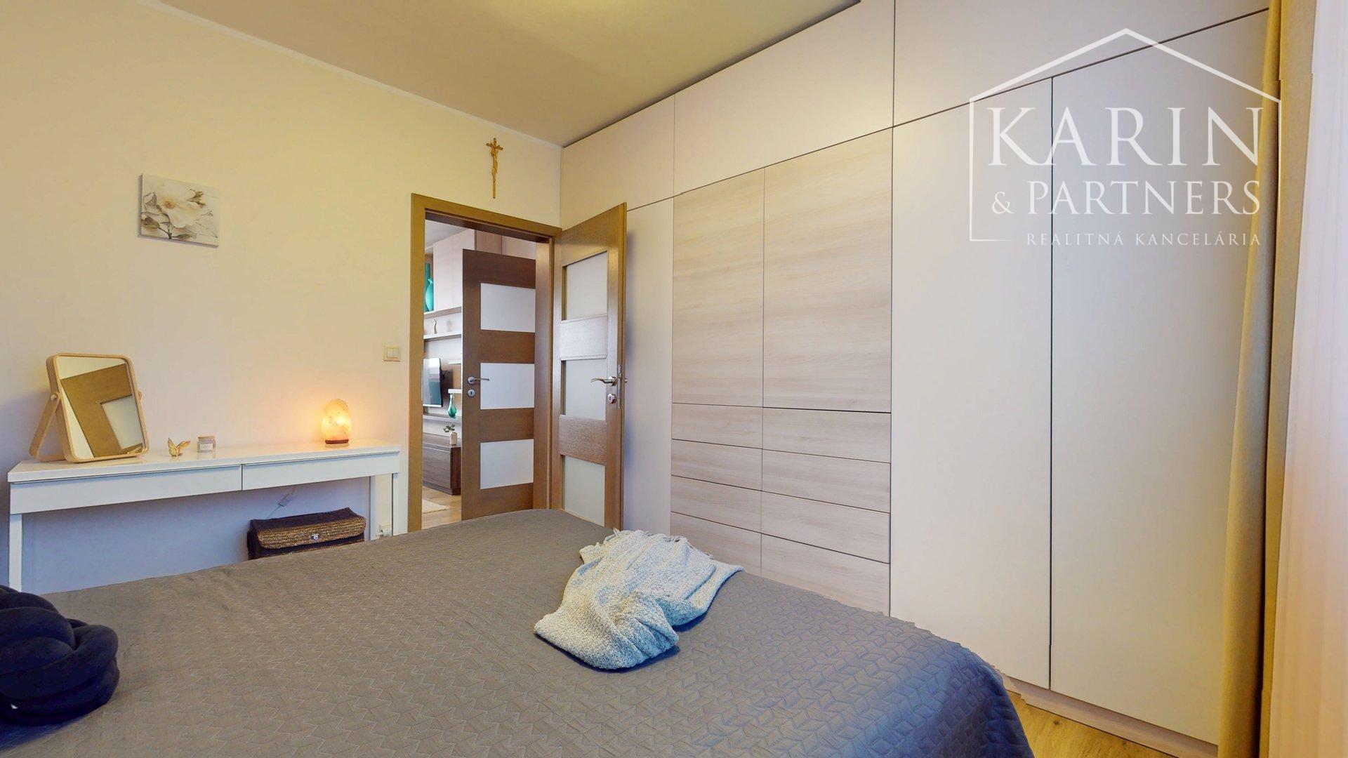 KOMPLETNE ZREKONŠTRUOVANÝ A ZARIADENÝ 4I BYT S LODŽIOU A PIVNICOU