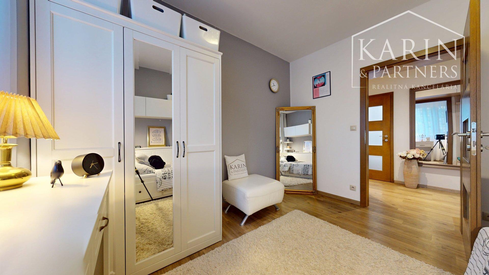 KOMPLETNE ZREKONŠTRUOVANÝ A ZARIADENÝ 4I BYT S LODŽIOU A PIVNICOU