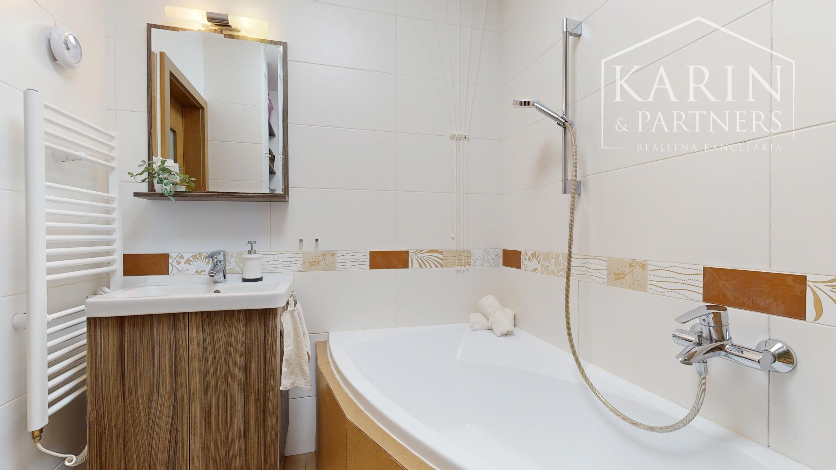 KOMPLETNE ZREKONŠTRUOVANÝ A ZARIADENÝ 4I BYT S LODŽIOU A PIVNICOU