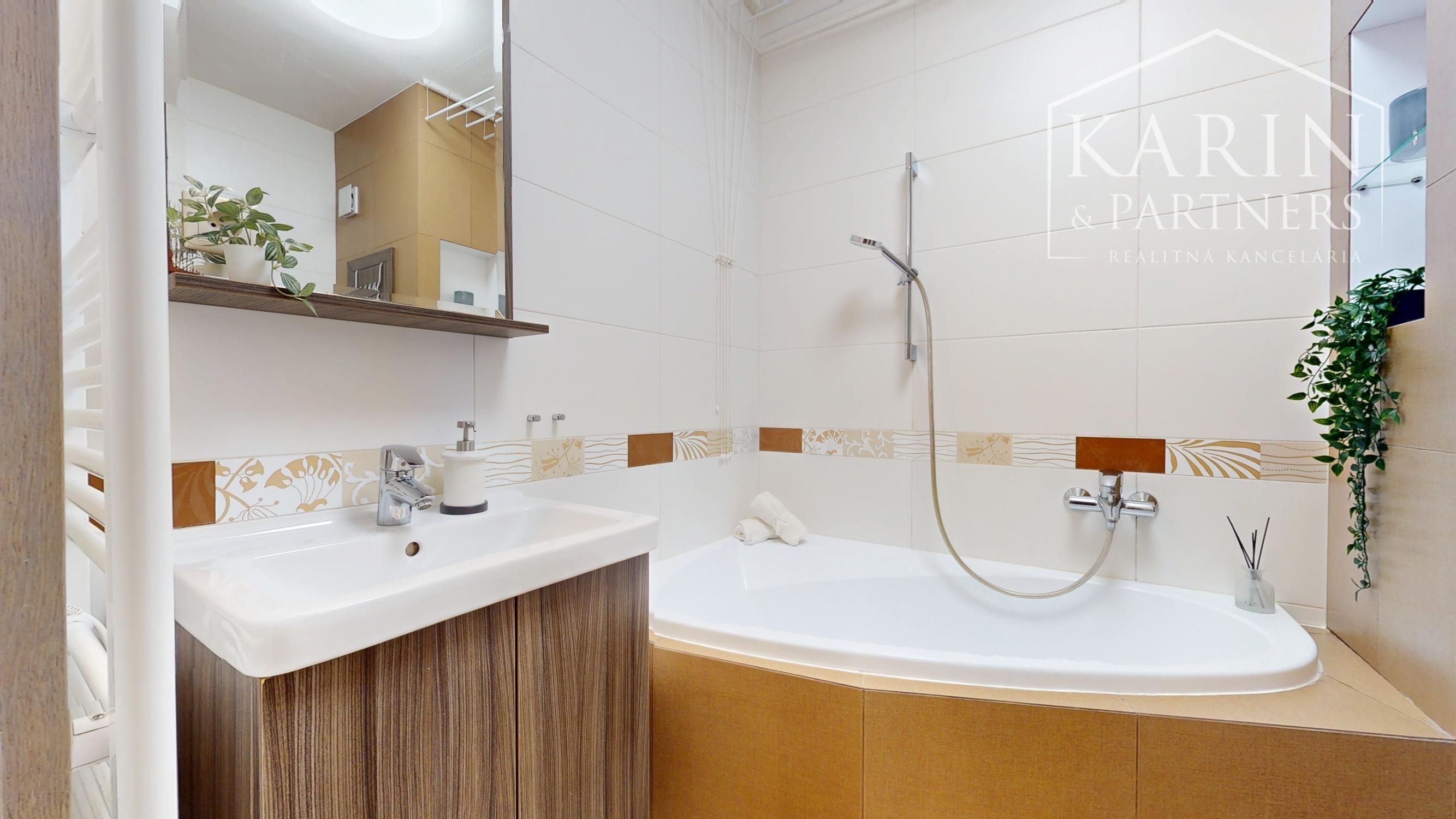 KOMPLETNE ZREKONŠTRUOVANÝ A ZARIADENÝ 4I BYT S LODŽIOU A PIVNICOU