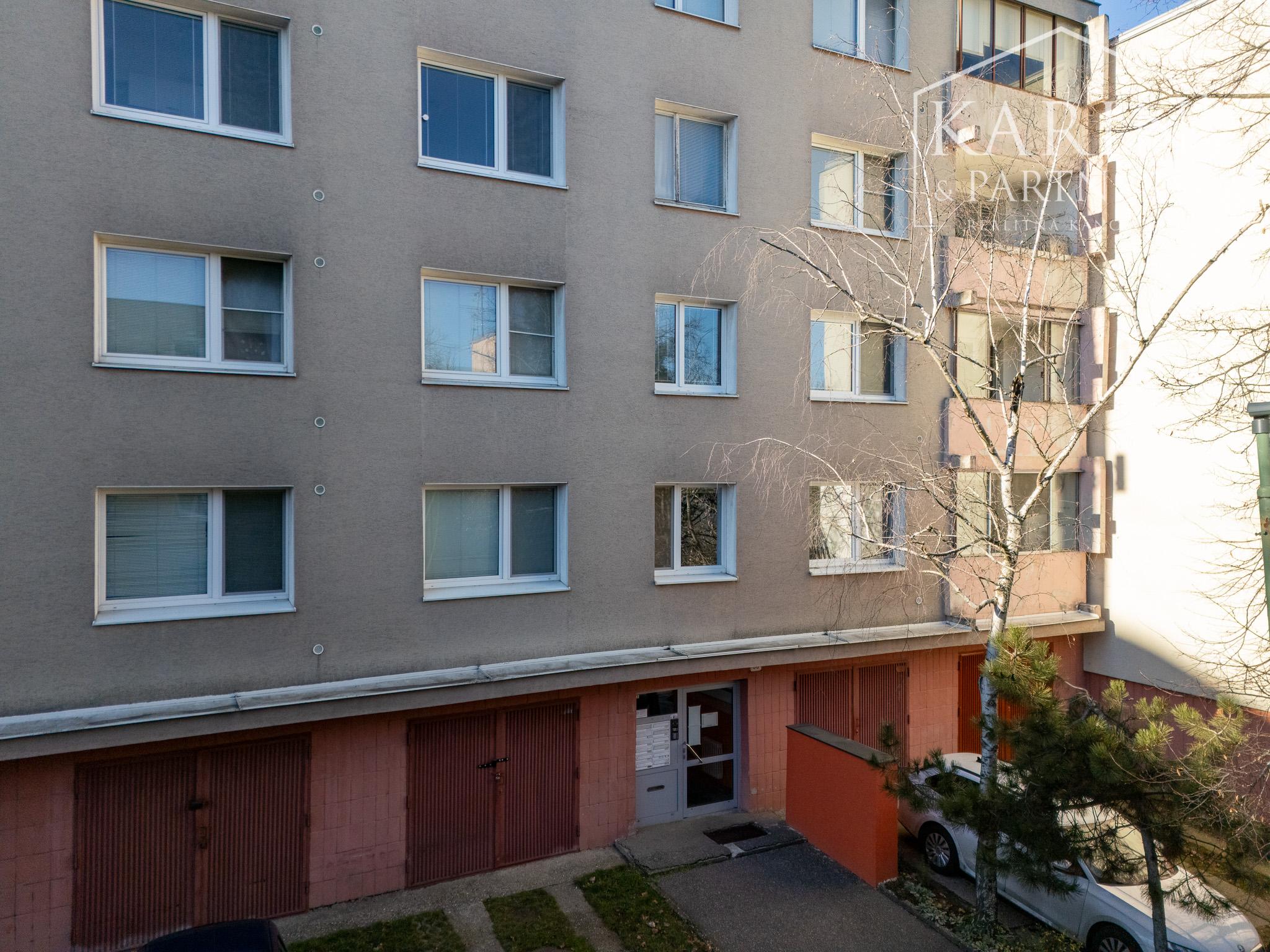 KOMPLETNE ZREKONŠTRUOVANÝ A ZARIADENÝ 4I BYT S LODŽIOU A PIVNICOU