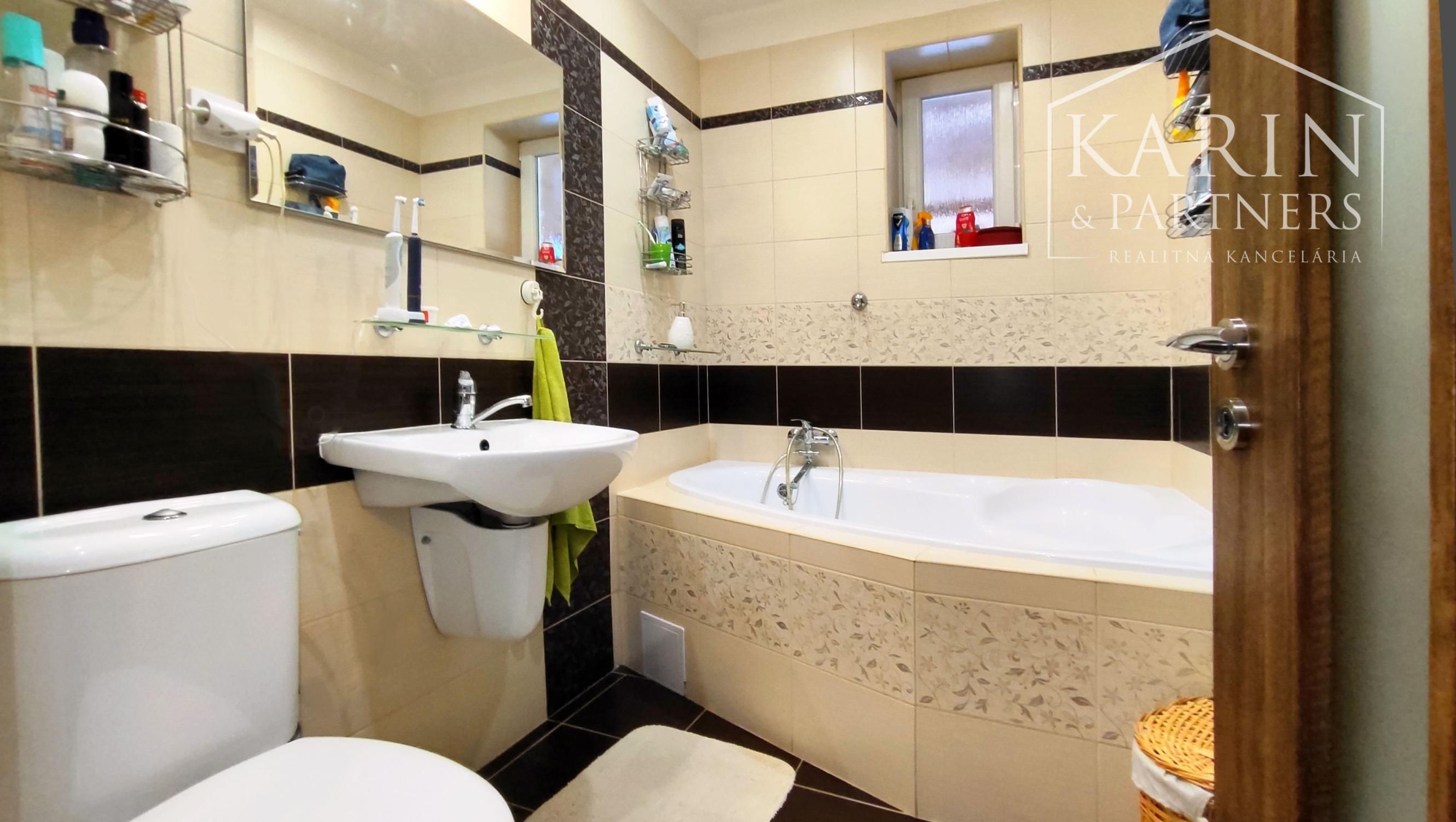 Rodinný dom 6izbový po kompl.rekonštrukcii, Nové Zámky