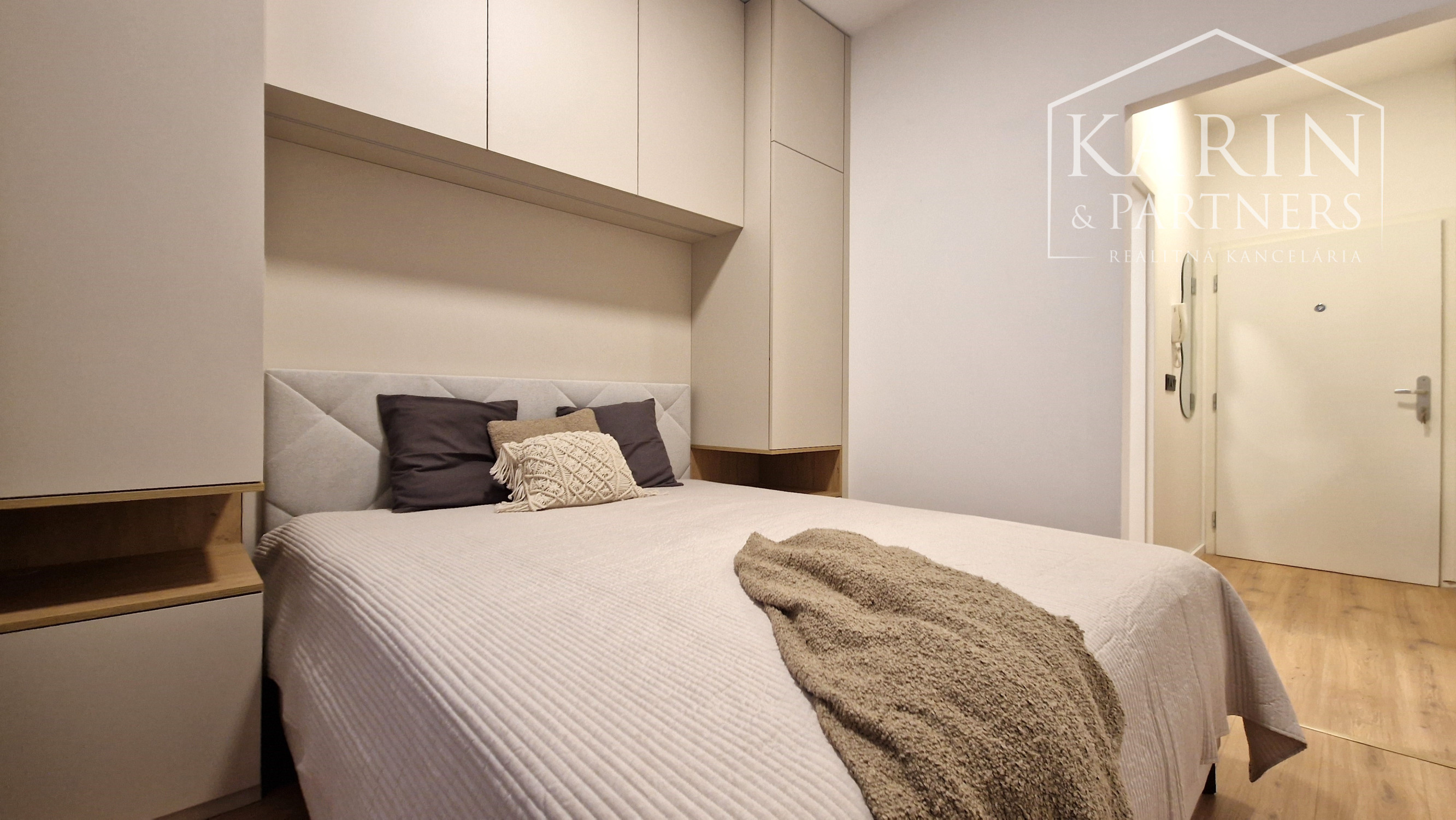 2-IZBOVÝ BYT S PARKOVANÍM  NA KRAMÁROCH