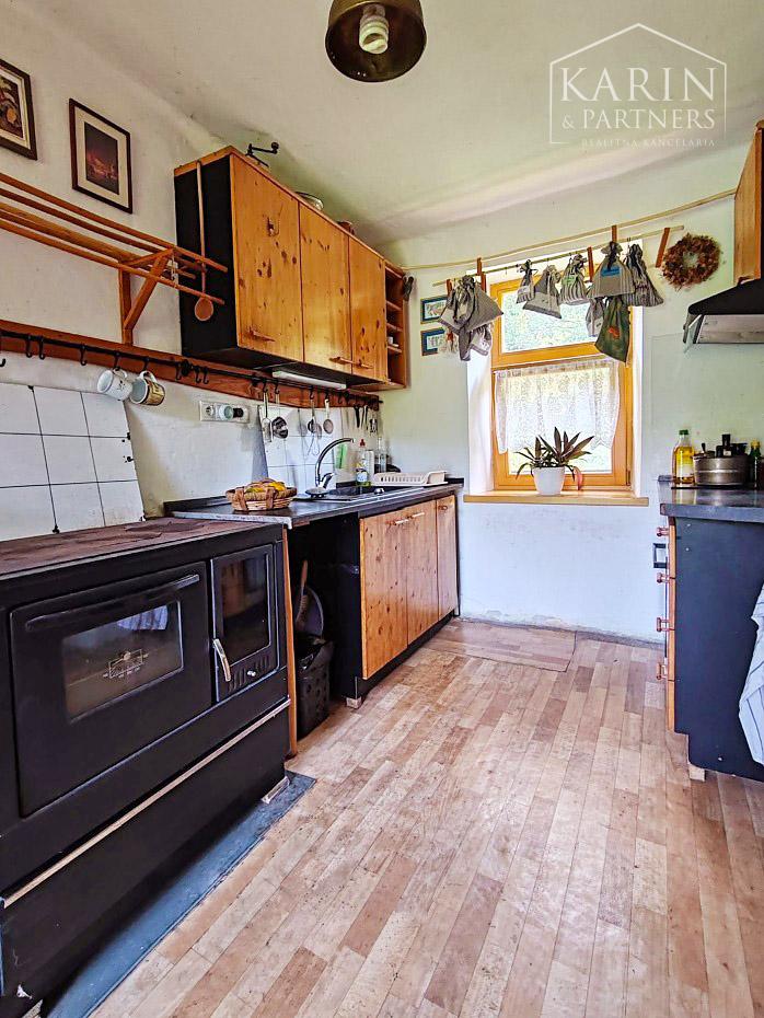 Chalupa pod lesom s ovocným sadom, 4144 m2, Nová Bošáca.