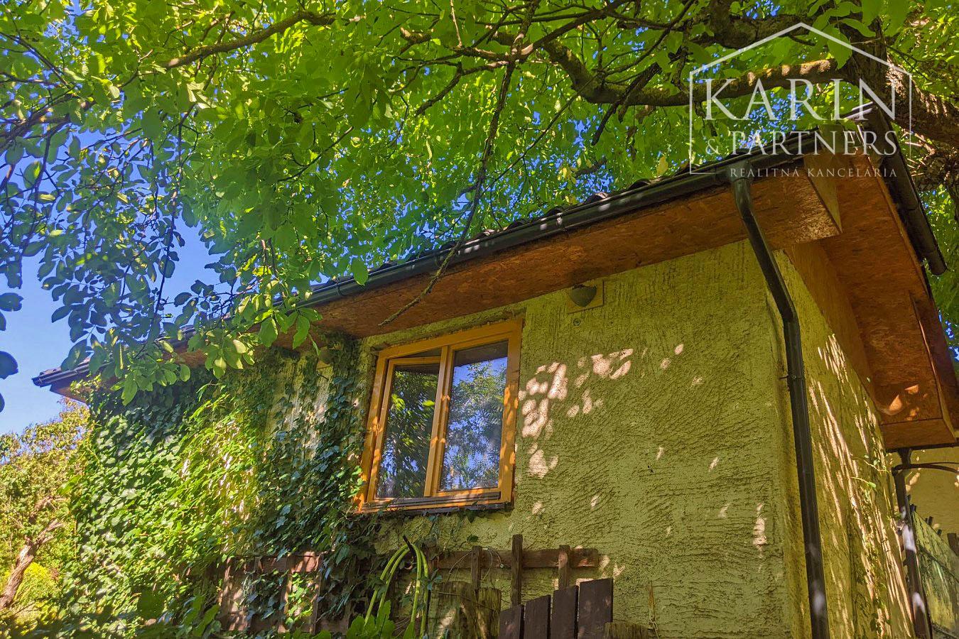 Chalupa pod lesom s ovocným sadom, 4144 m2, Nová Bošáca.