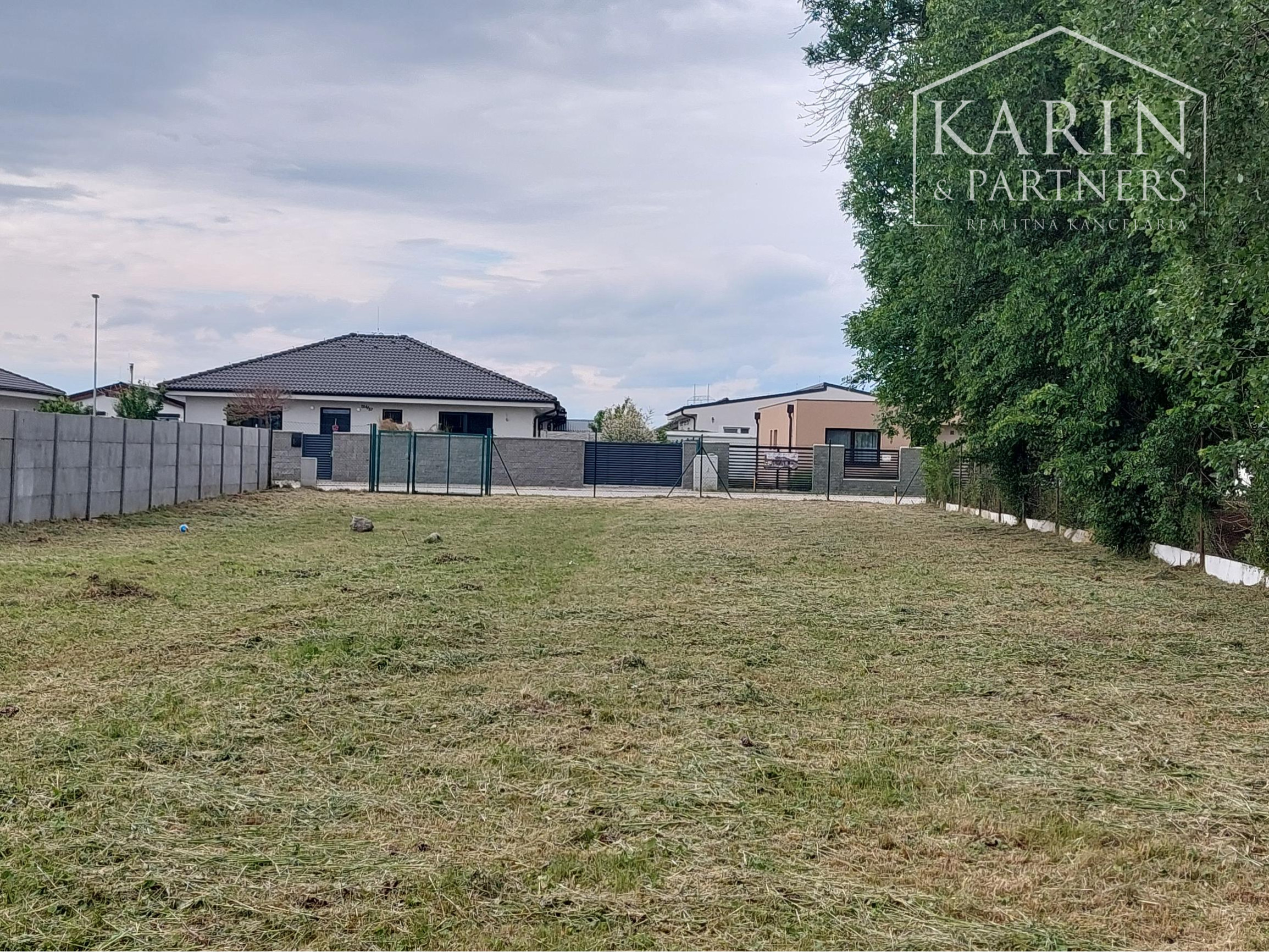 Rovinatý stavebný pozemok, dokonalý rozmer, výmera 1 072 m2  - okr. Senec