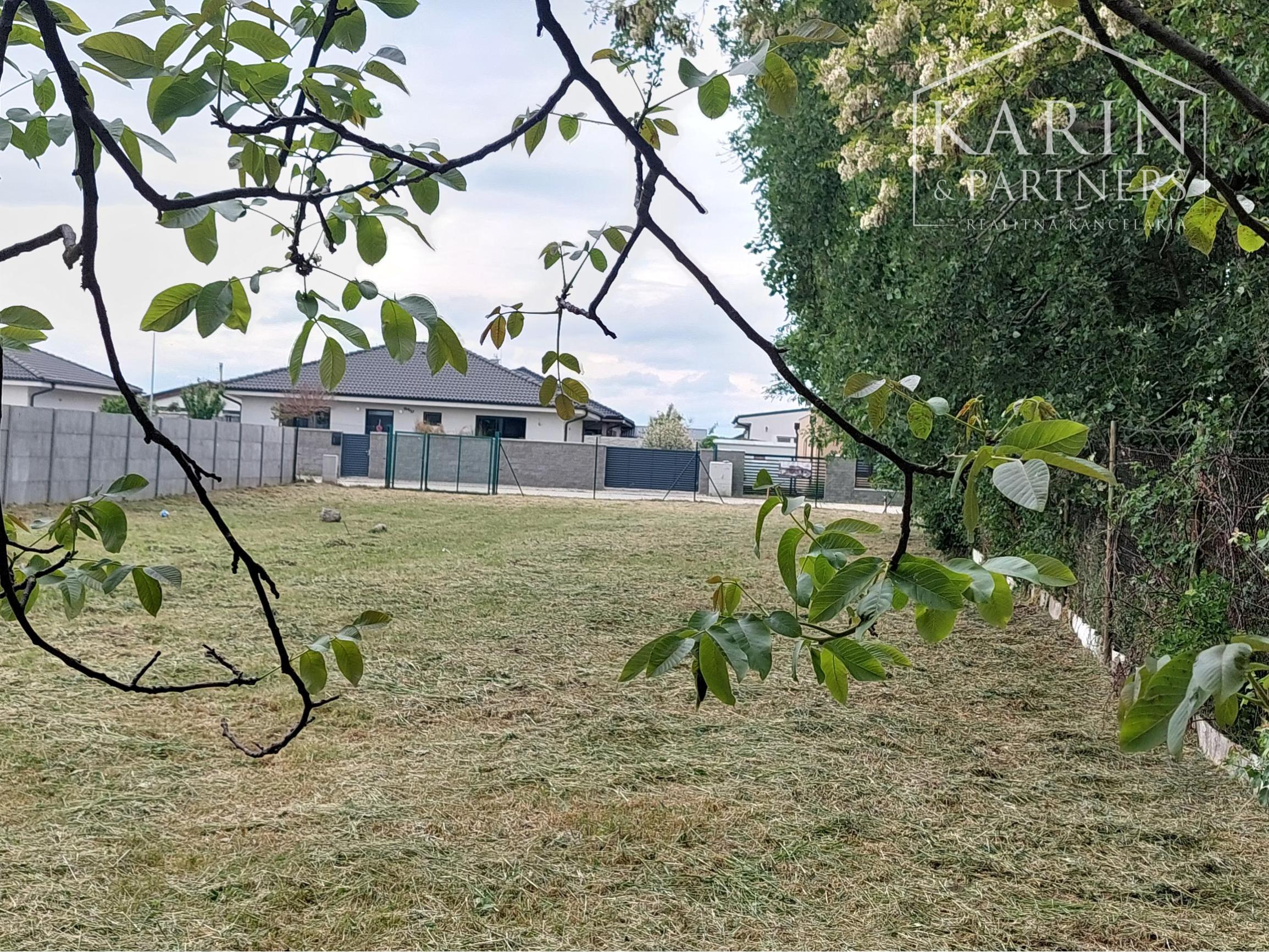 Rovinatý stavebný pozemok, dokonalý rozmer, výmera 1 072 m2  - okr. Senec