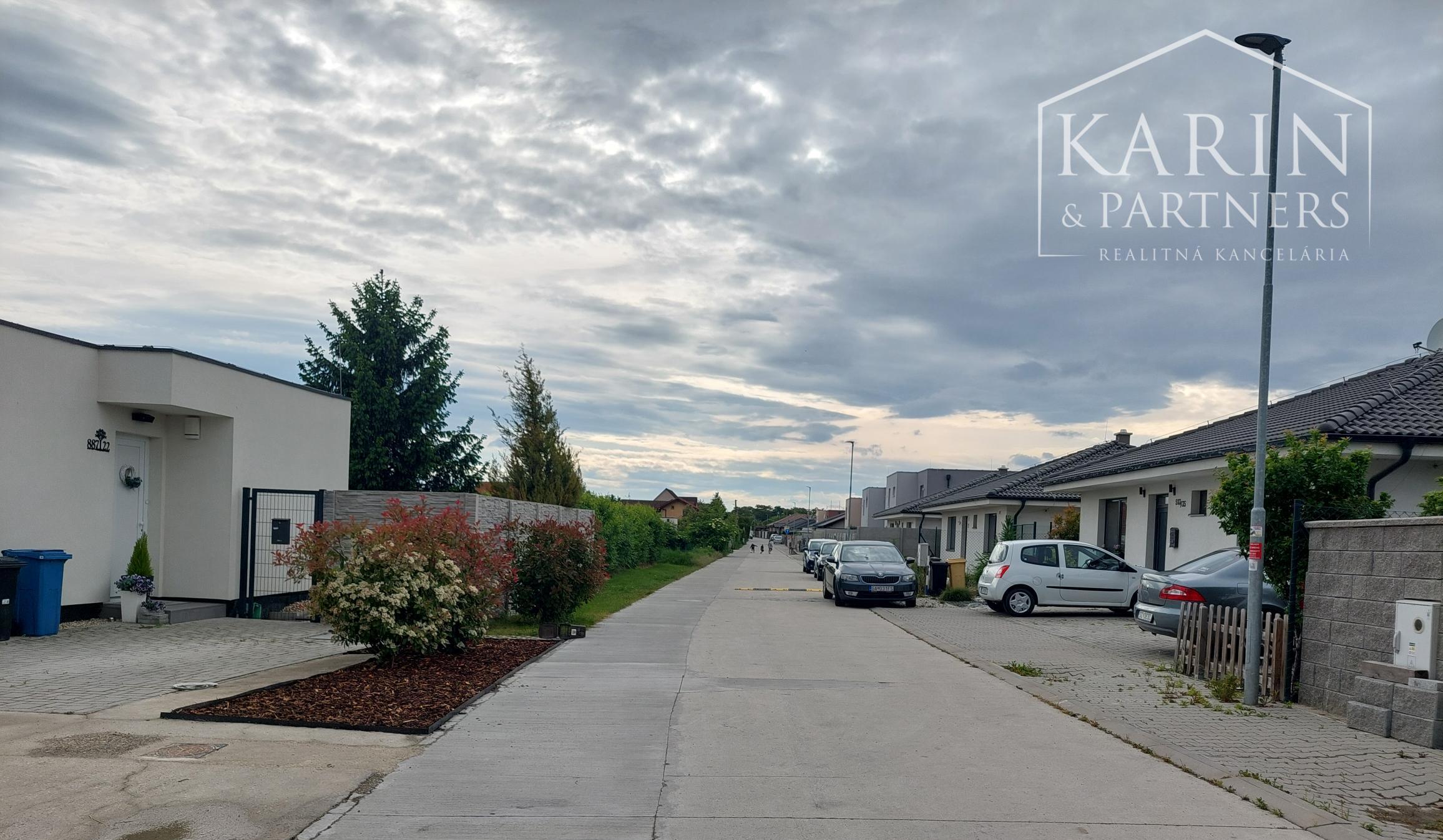 Rovinatý stavebný pozemok, dokonalý rozmer, výmera 1 072 m2  - okr. Senec