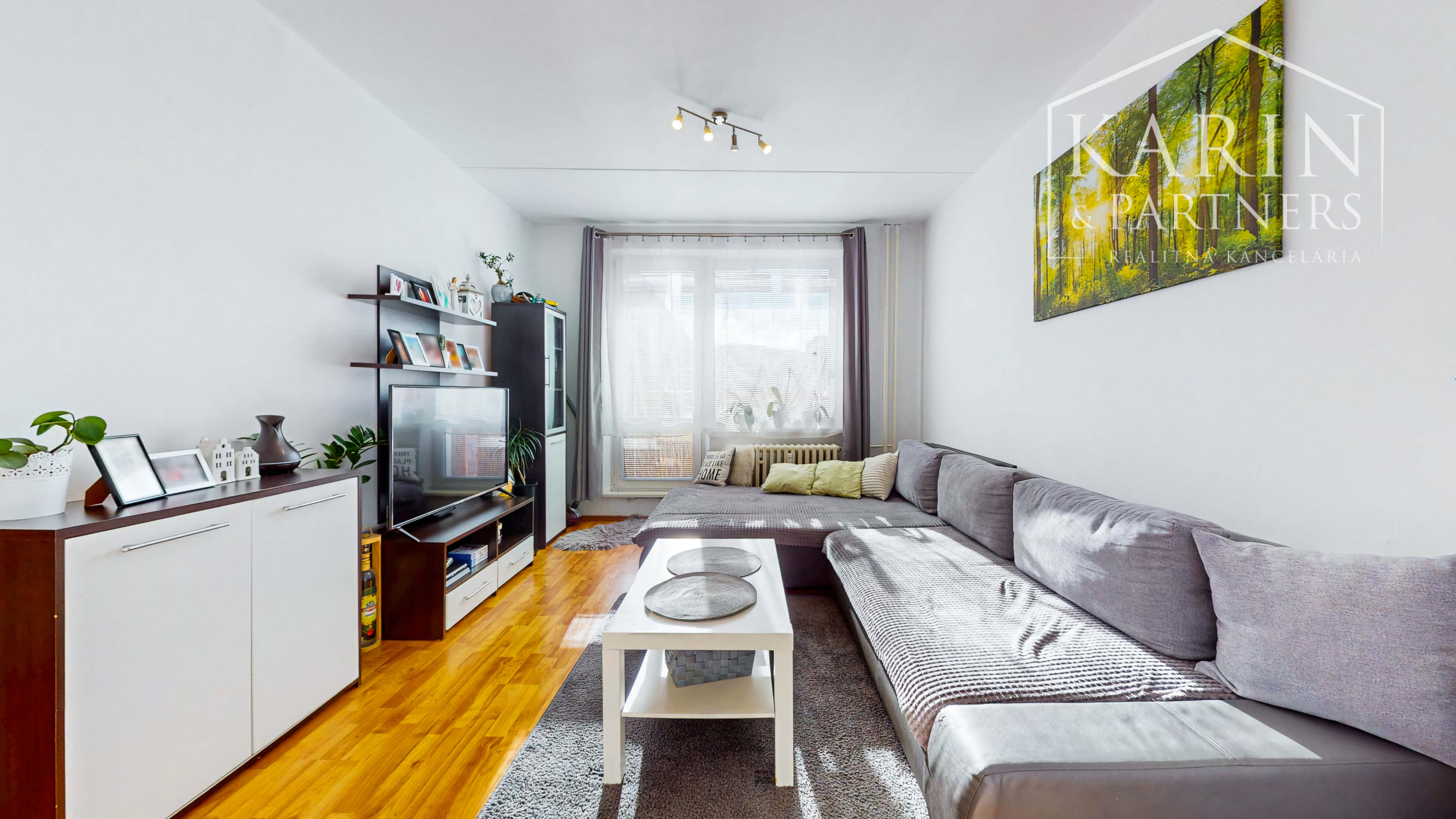 Hľadáte 3-izbový byt na Západe? Tento má 70 m², loggiu, murované jadro a výhľad na Pustý hrad