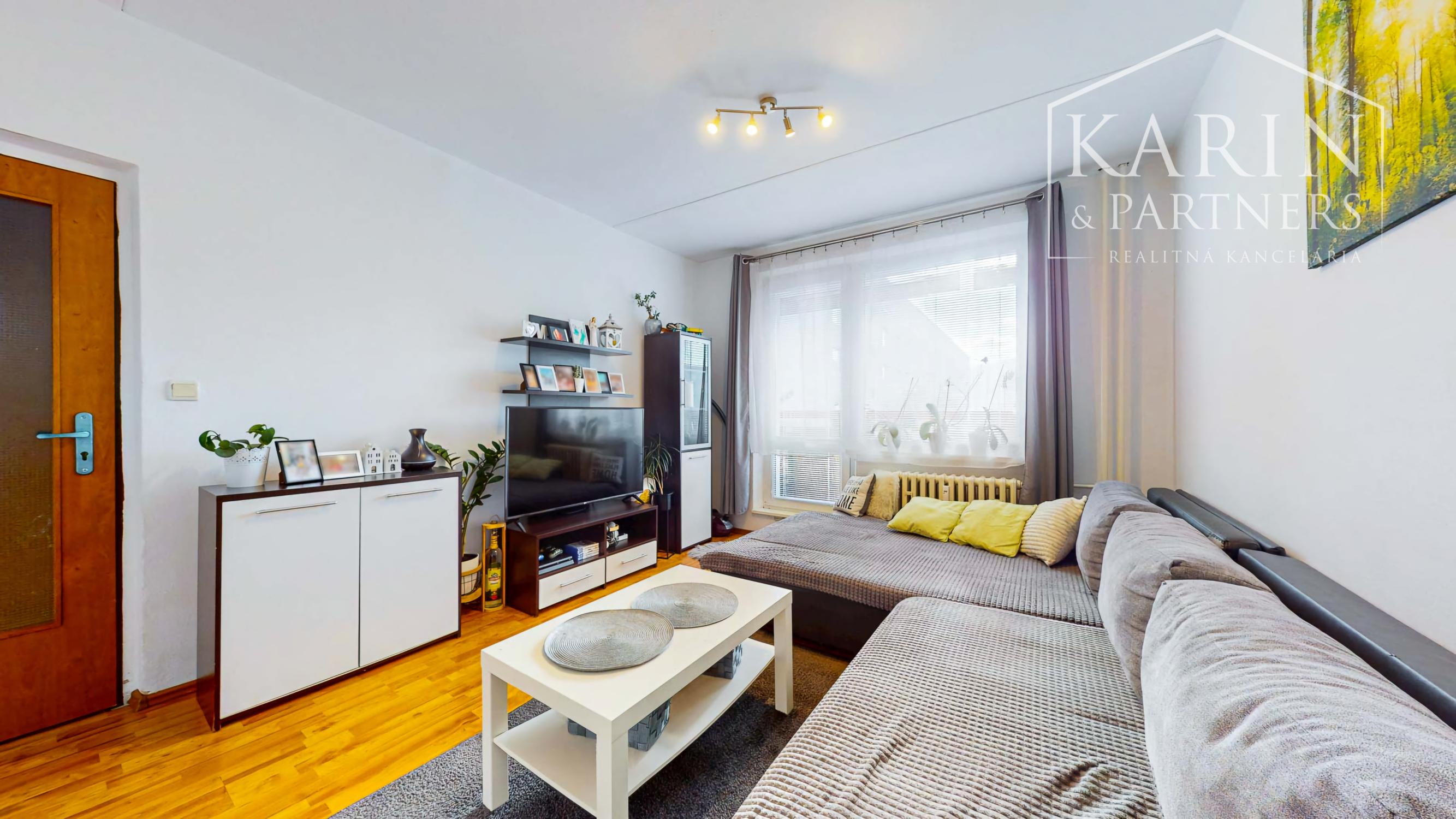 Hľadáte 3-izbový byt na Západe? Tento má 70 m², loggiu, murované jadro a výhľad na Pustý hrad