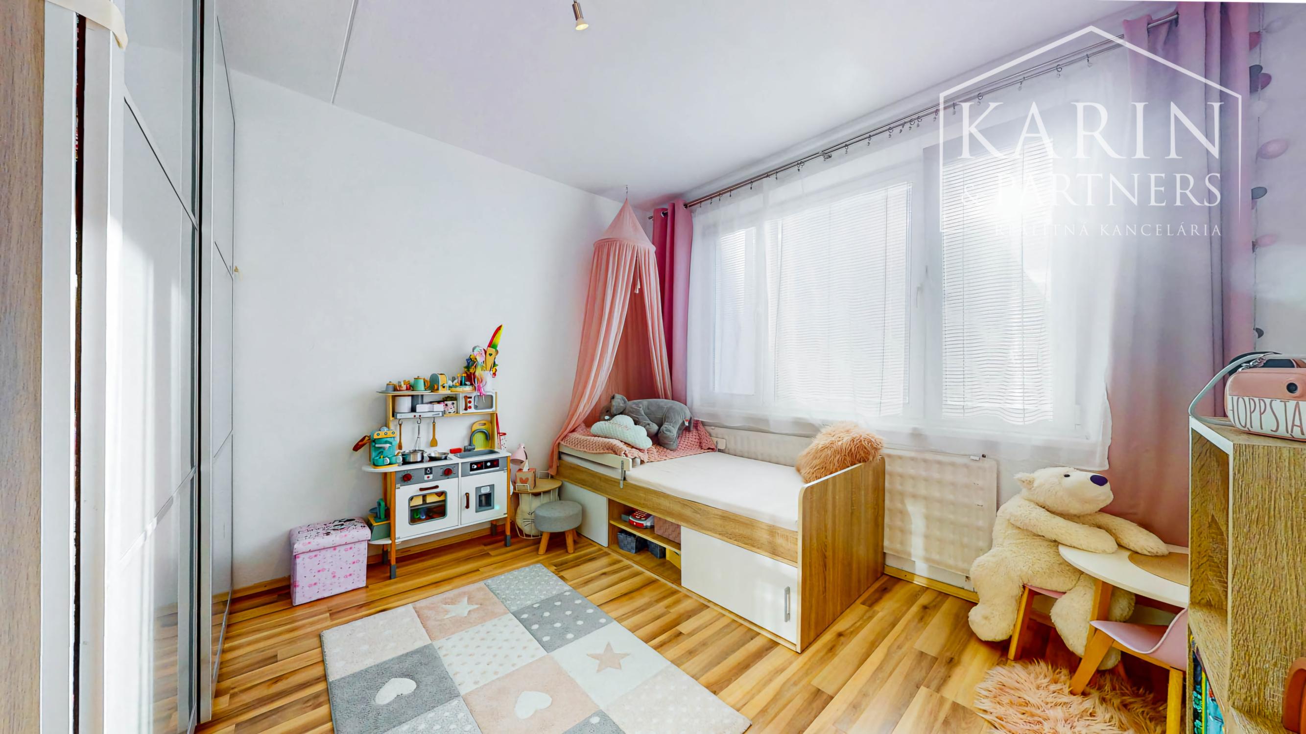 Hľadáte 3-izbový byt na Západe? Tento má 70 m², loggiu, murované jadro a výhľad na Pustý hrad