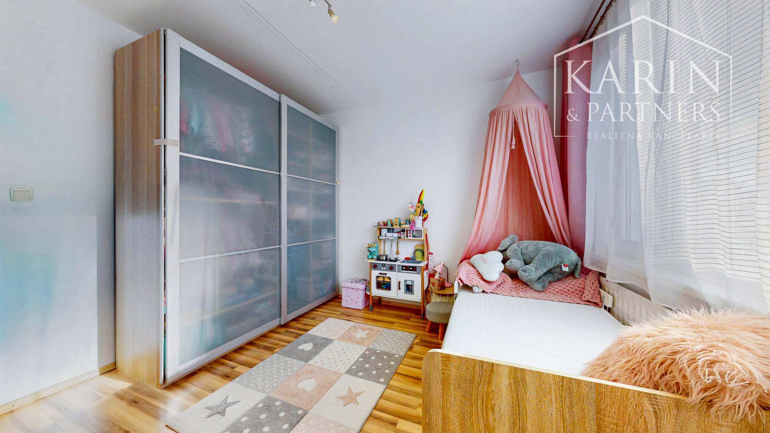 Hľadáte 3-izbový byt na Západe? Tento má 70 m², loggiu, murované jadro a výhľad na Pustý hrad