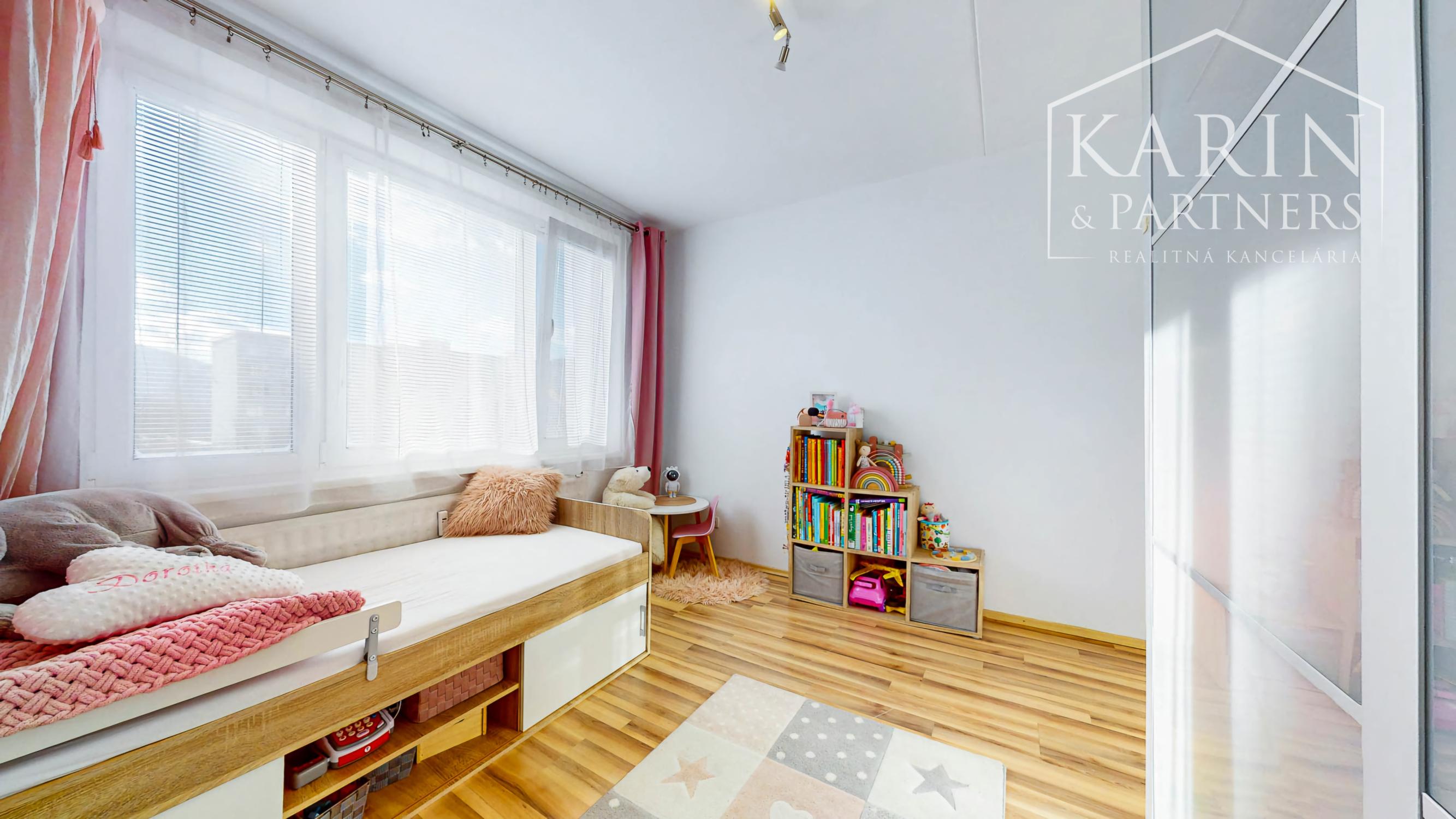 Hľadáte 3-izbový byt na Západe? Tento má 70 m², loggiu, murované jadro a výhľad na Pustý hrad