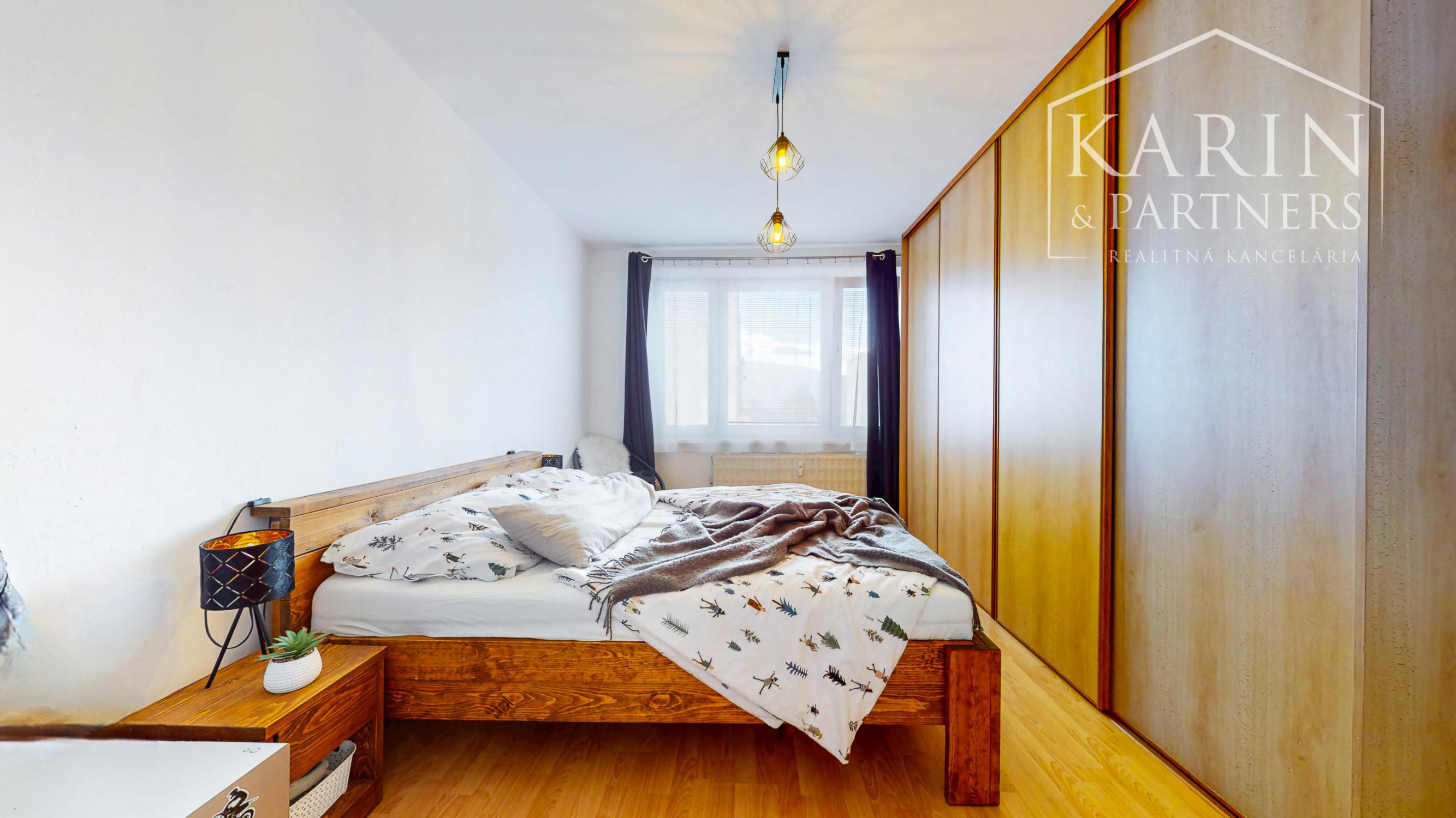 Hľadáte 3-izbový byt na Západe? Tento má 70 m², loggiu, murované jadro a výhľad na Pustý hrad