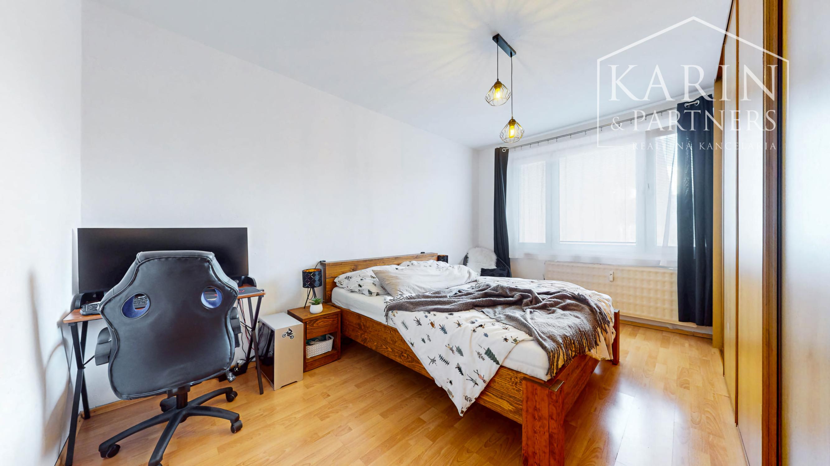 Hľadáte 3-izbový byt na Západe? Tento má 70 m², loggiu, murované jadro a výhľad na Pustý hrad