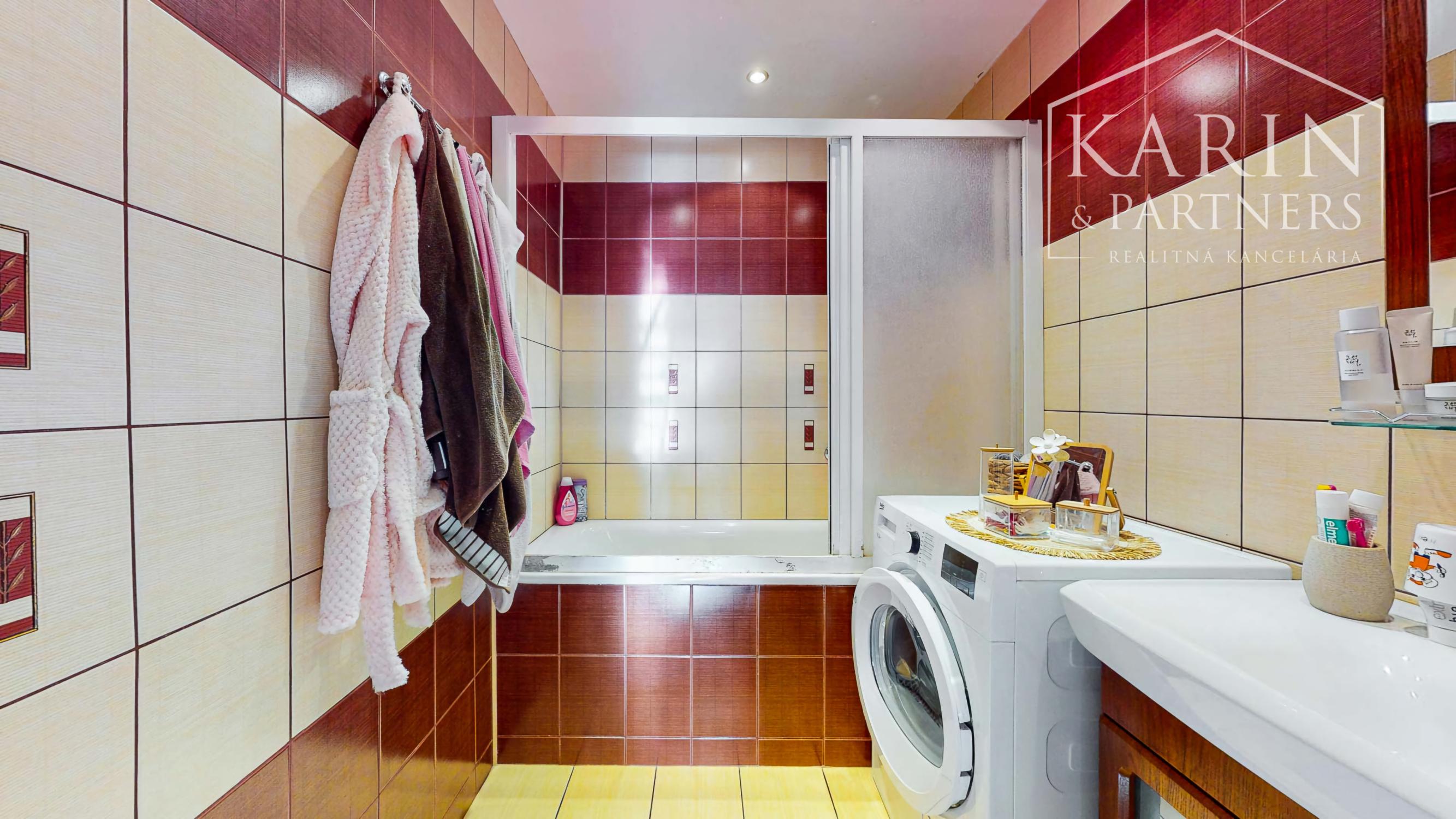 Hľadáte 3-izbový byt na Západe? Tento má 70 m², loggiu, murované jadro a výhľad na Pustý hrad