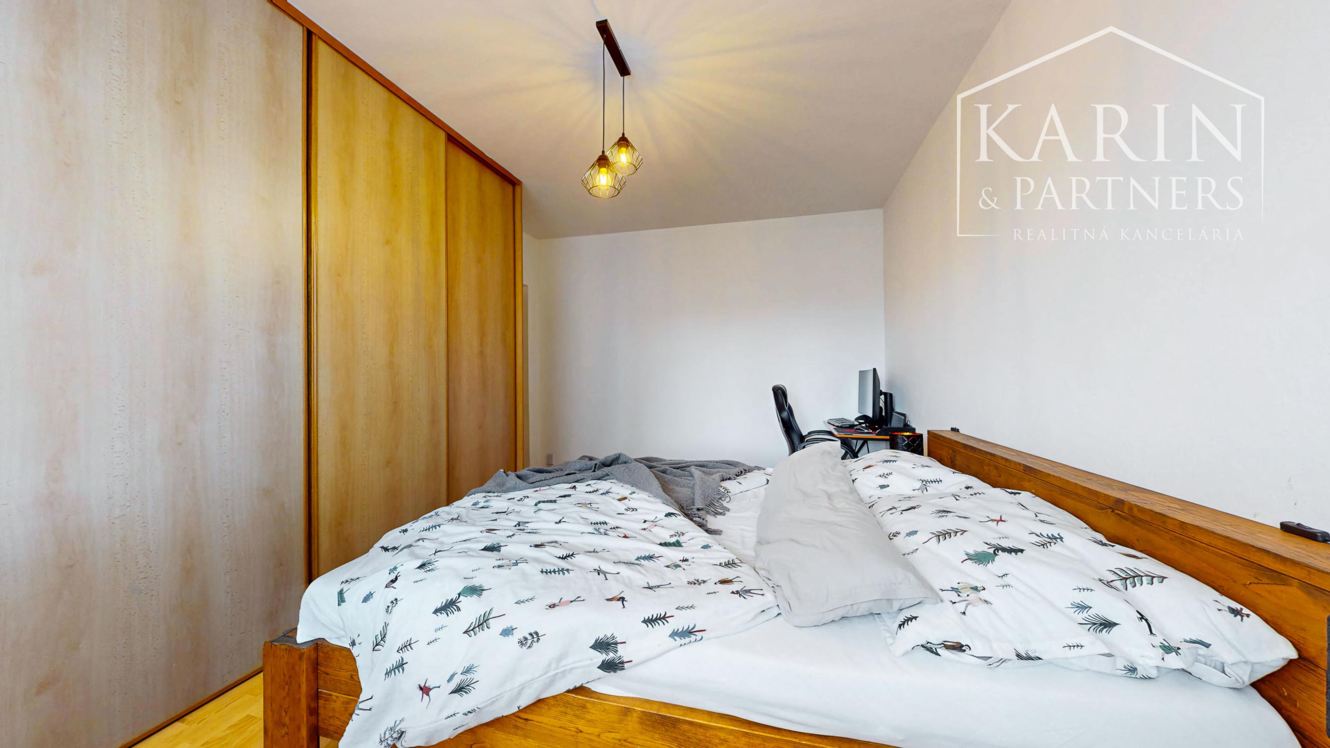 Hľadáte 3-izbový byt na Západe? Tento má 70 m², loggiu, murované jadro a výhľad na Pustý hrad