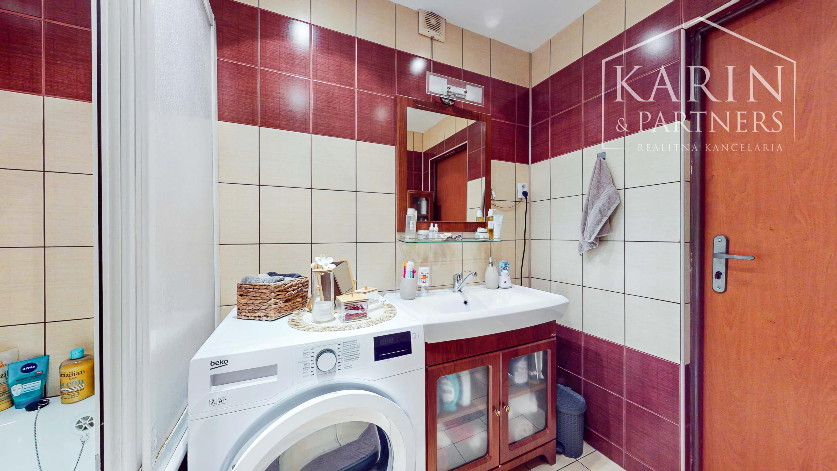 Hľadáte 3-izbový byt na Západe? Tento má 70 m², loggiu, murované jadro a výhľad na Pustý hrad