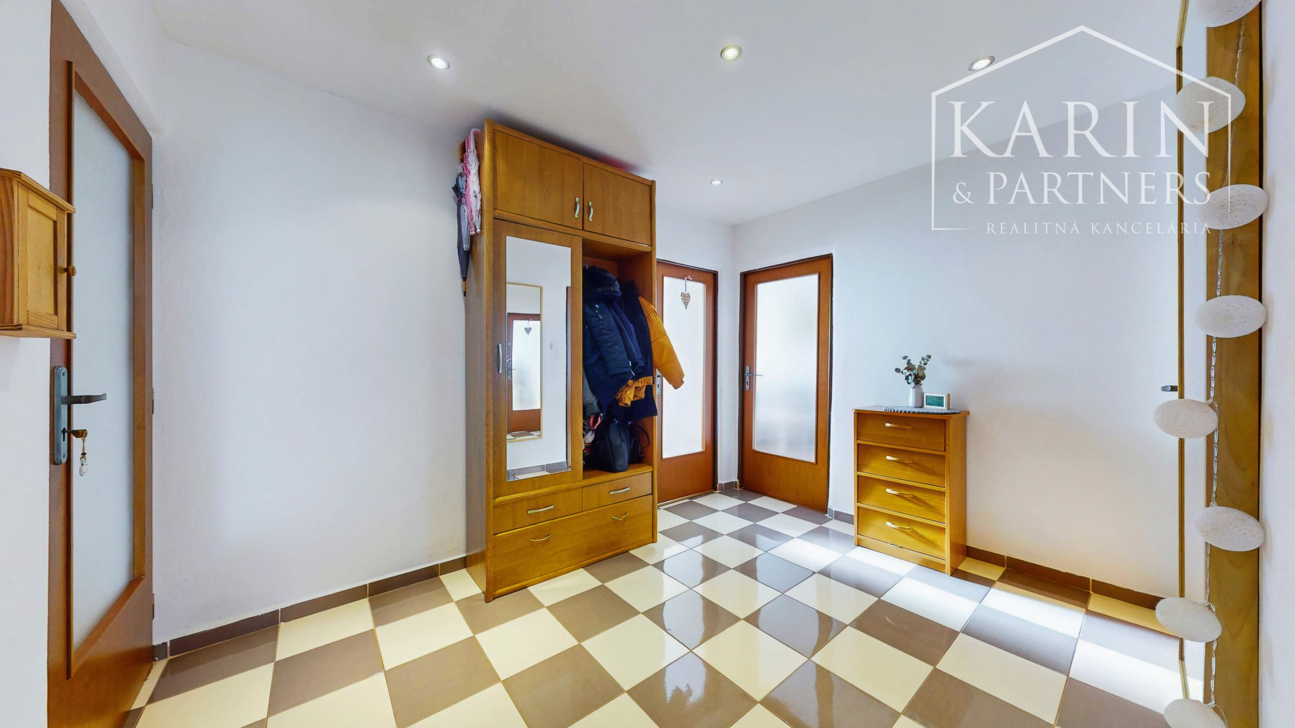 Hľadáte 3-izbový byt na Západe? Tento má 70 m², loggiu, murované jadro a výhľad na Pustý hrad