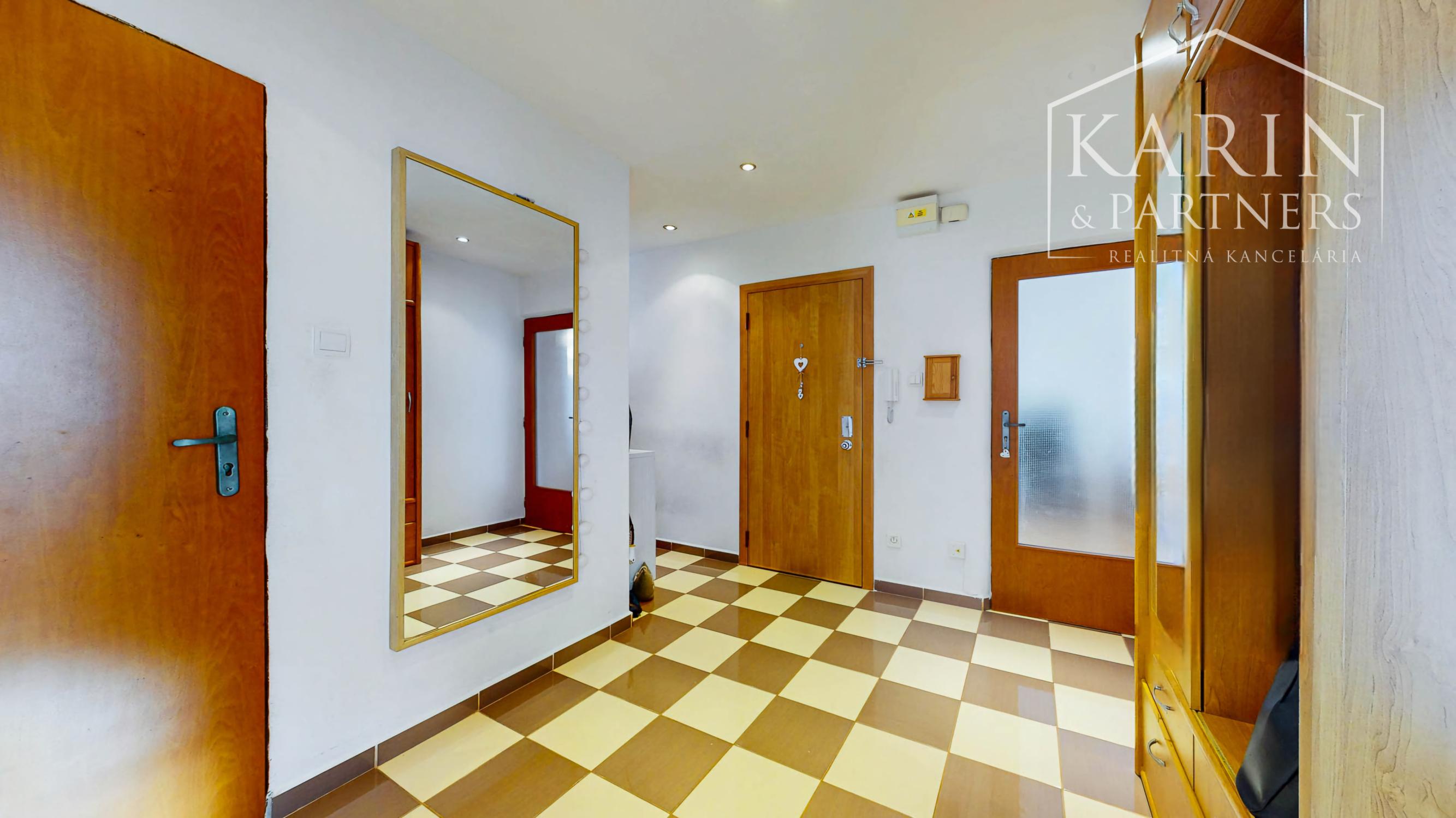 Hľadáte 3-izbový byt na Západe? Tento má 70 m², loggiu, murované jadro a výhľad na Pustý hrad