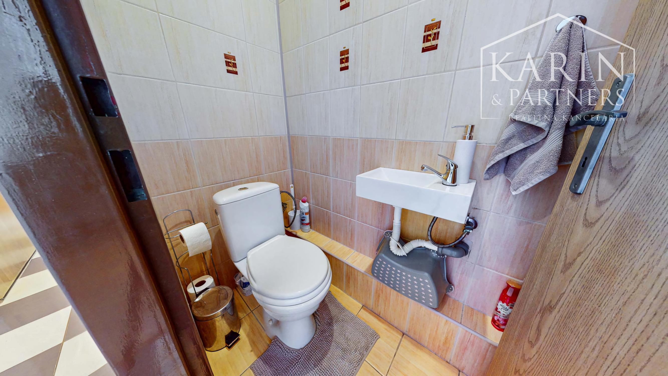 Hľadáte 3-izbový byt na Západe? Tento má 70 m², loggiu, murované jadro a výhľad na Pustý hrad