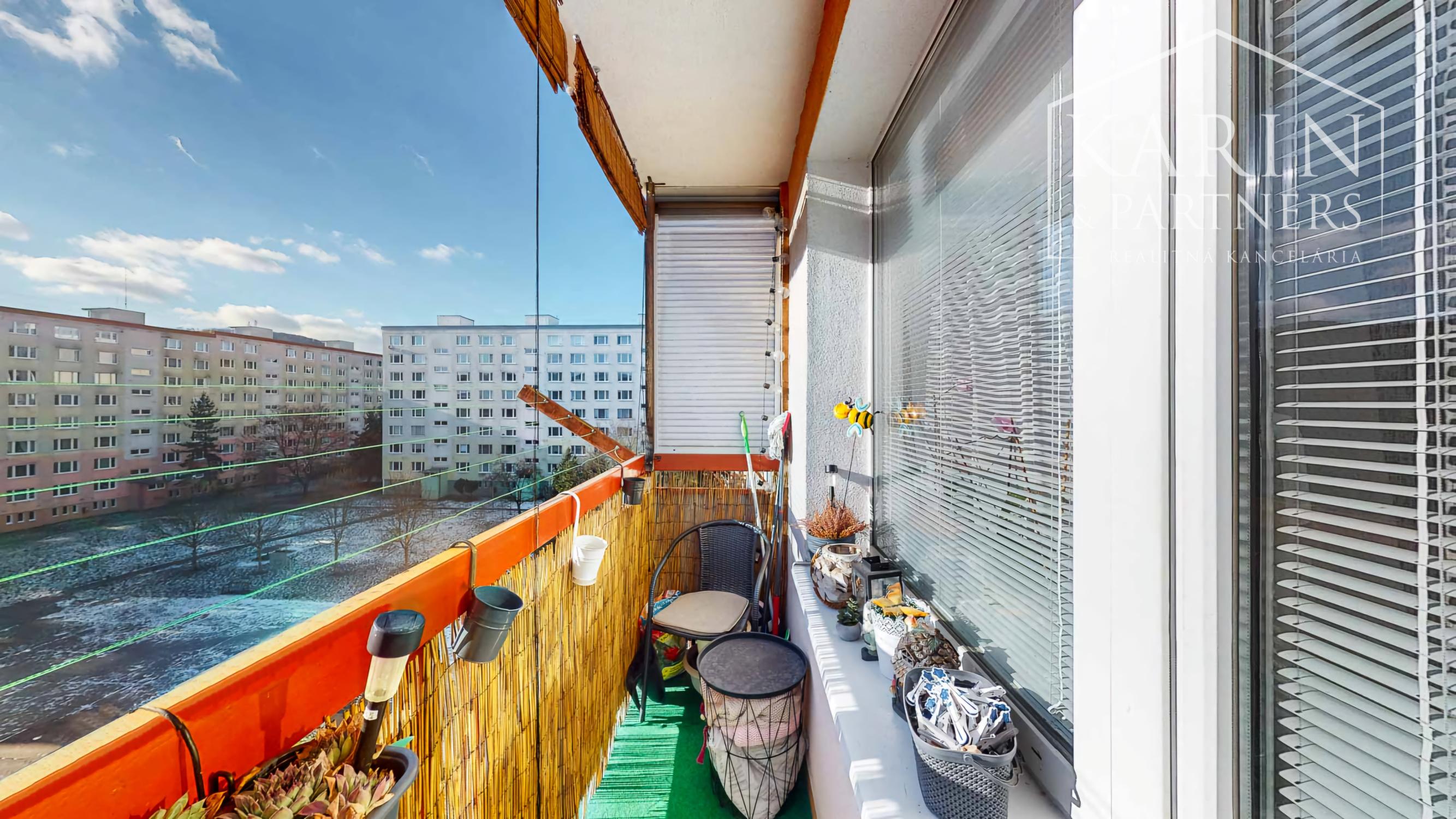 Hľadáte 3-izbový byt na Západe? Tento má 70 m², loggiu, murované jadro a výhľad na Pustý hrad