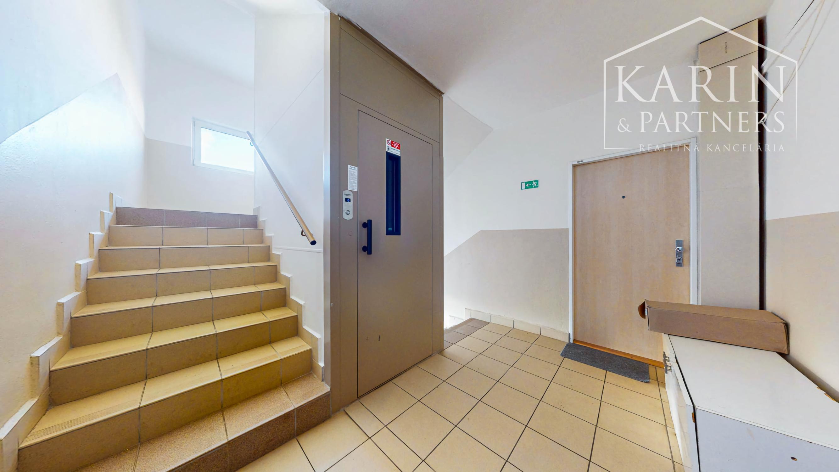 Hľadáte 3-izbový byt na Západe? Tento má 70 m², loggiu, murované jadro a výhľad na Pustý hrad