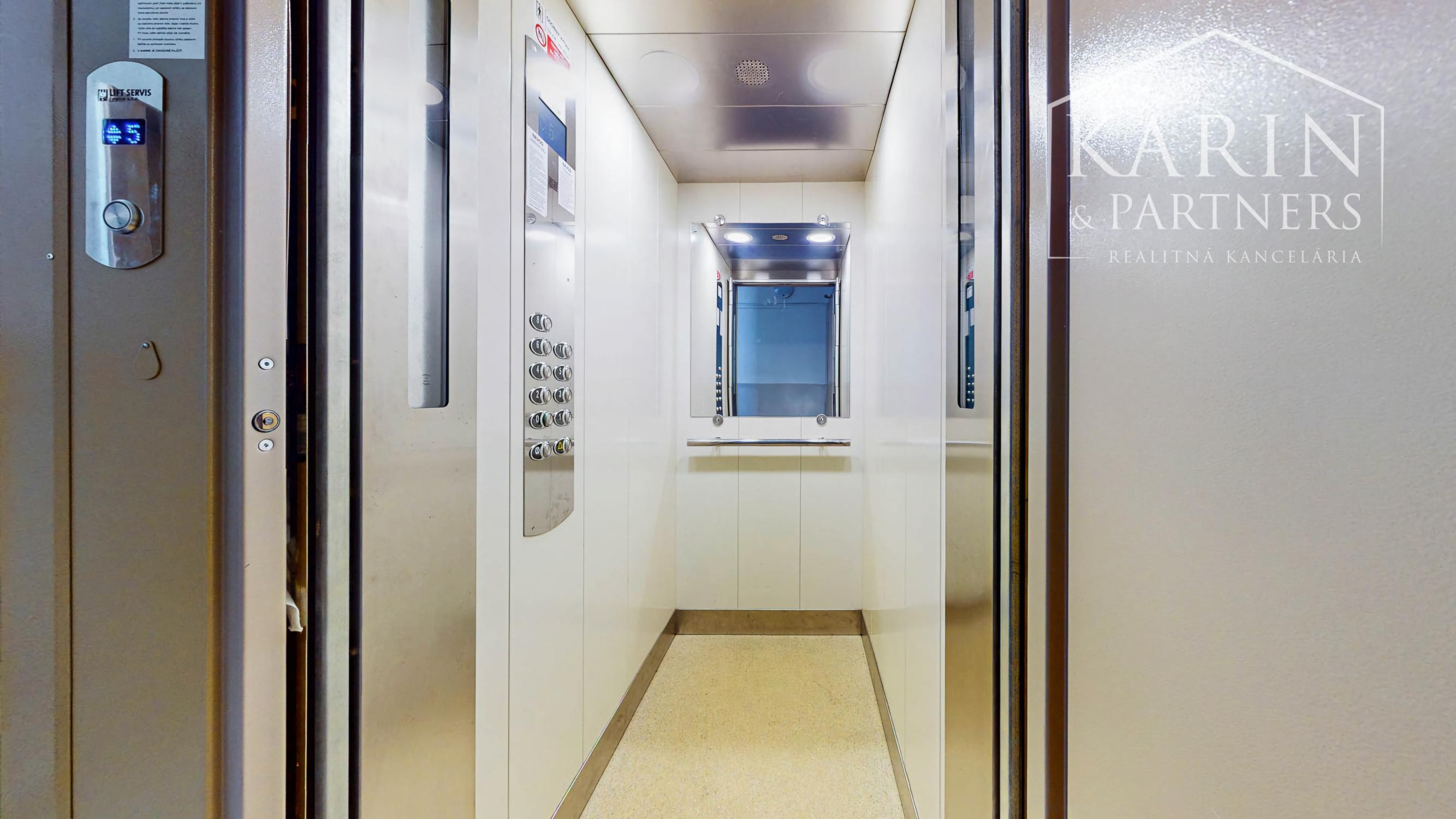 Hľadáte 3-izbový byt na Západe? Tento má 70 m², loggiu, murované jadro a výhľad na Pustý hrad