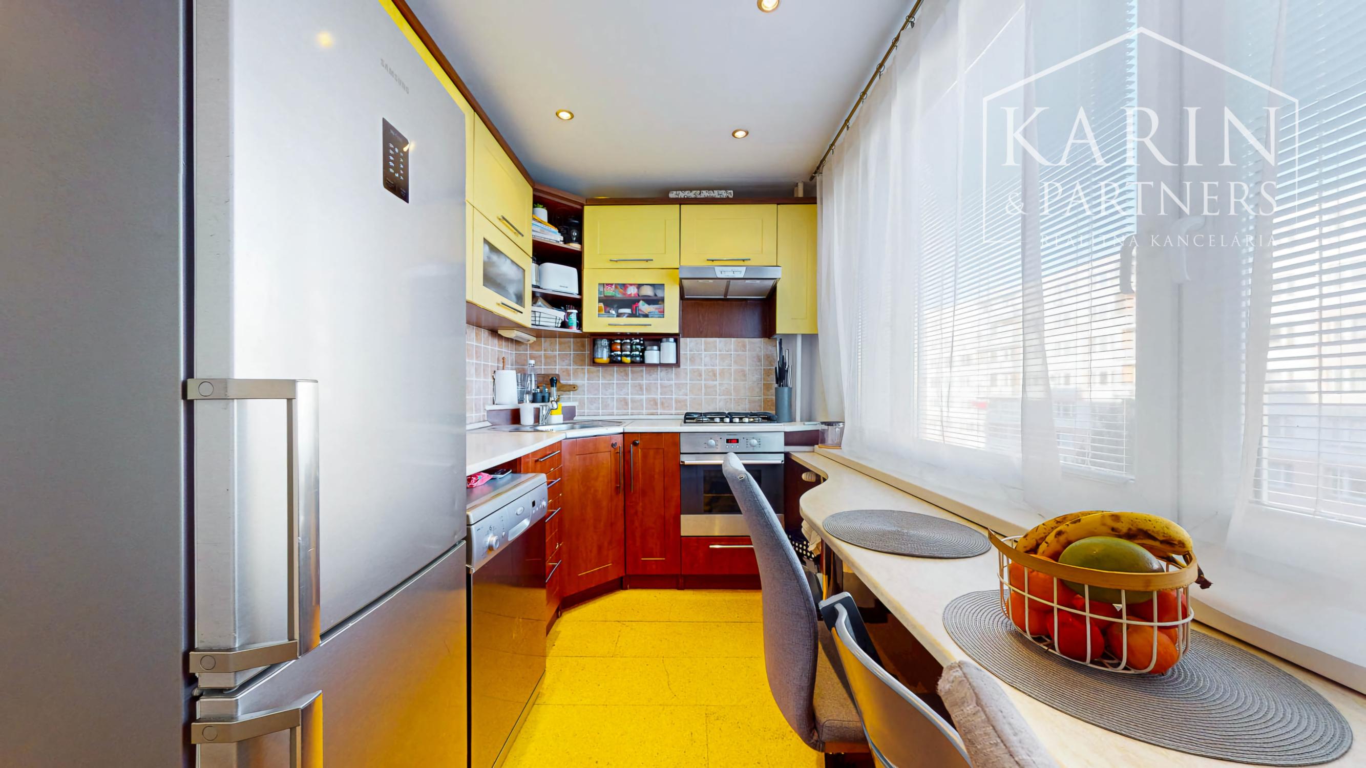 Hľadáte 3-izbový byt na Západe? Tento má 70 m², loggiu, murované jadro a výhľad na Pustý hrad