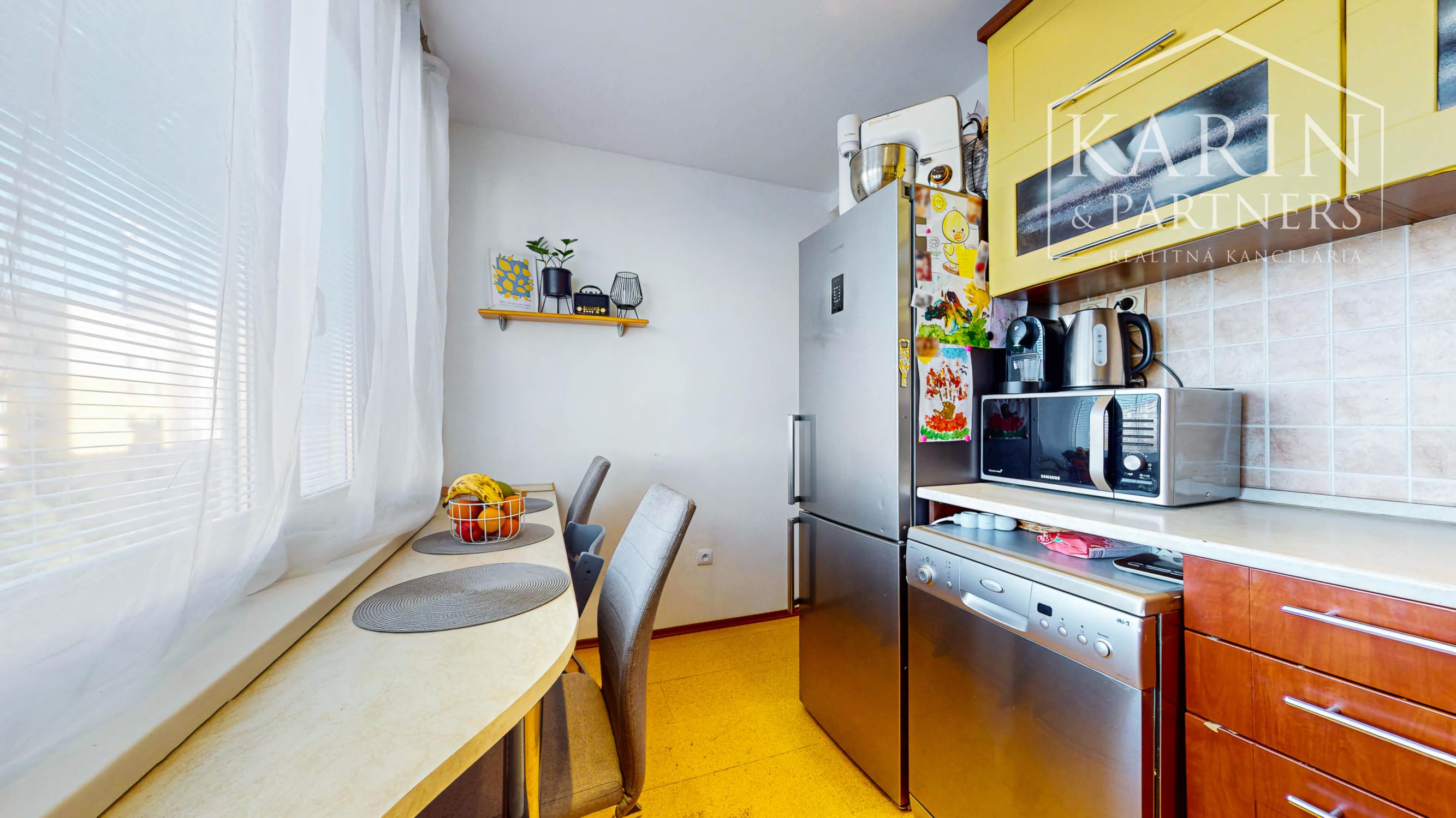 Hľadáte 3-izbový byt na Západe? Tento má 70 m², loggiu, murované jadro a výhľad na Pustý hrad