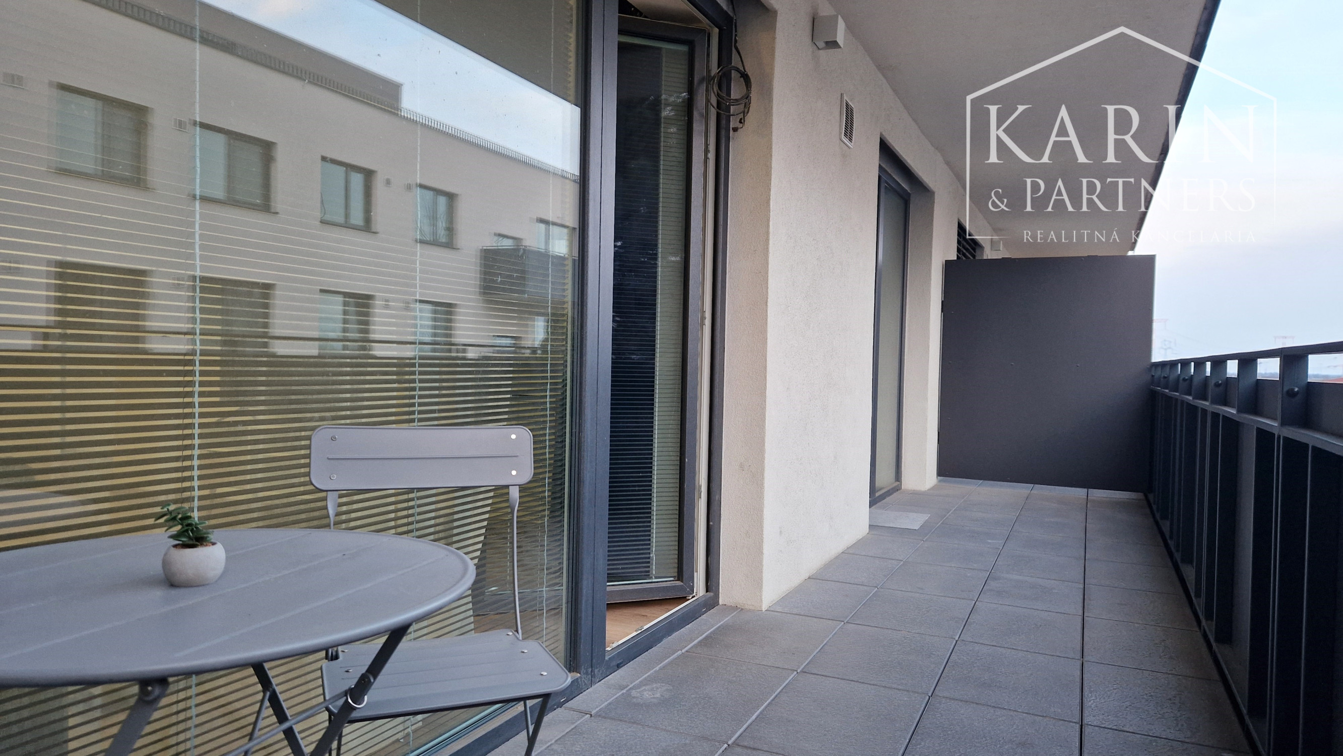 2-IZBOVÝ BYT S PARKOVANÍM  NA ZAČIATKU ROVINKY