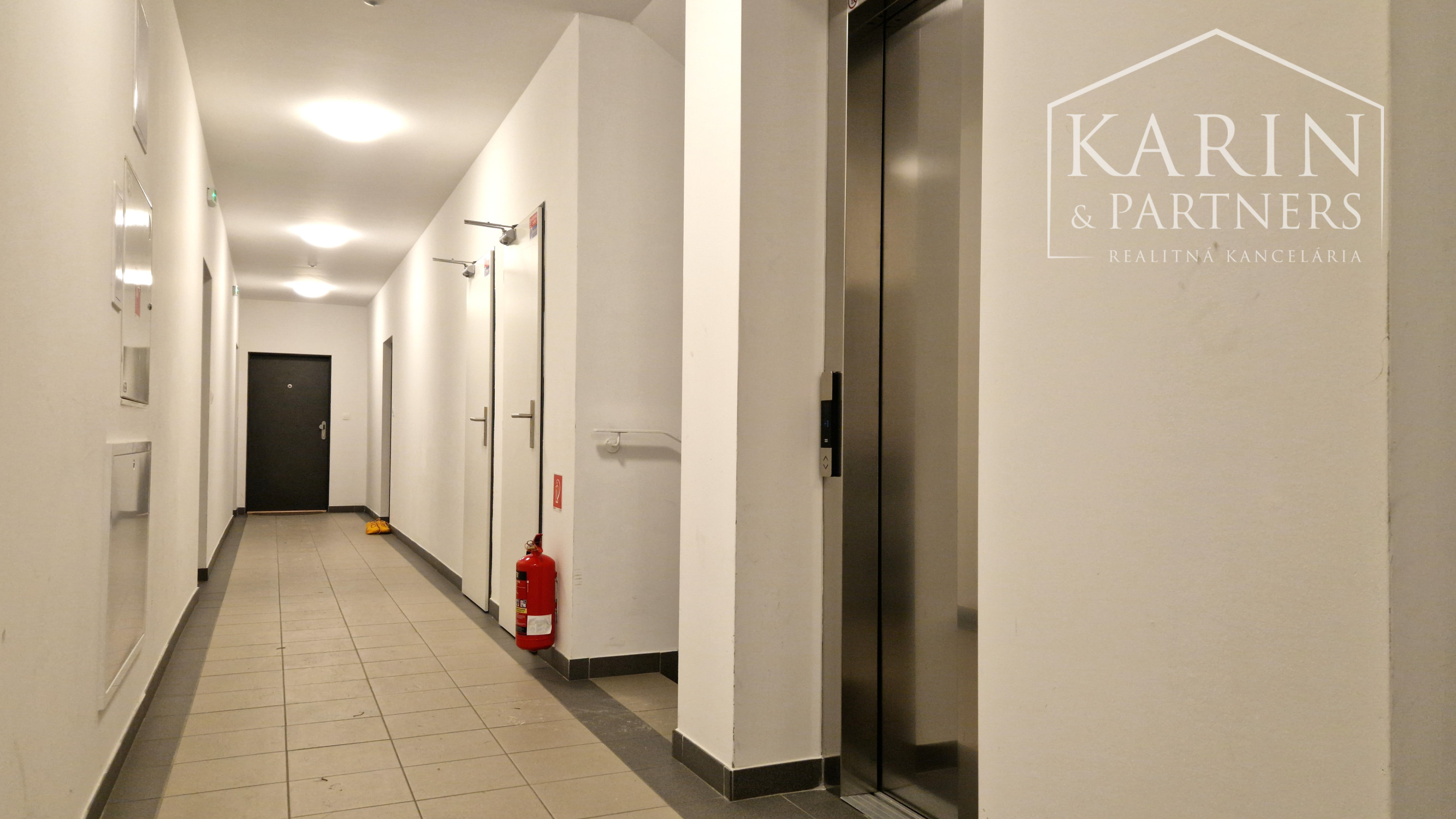 2-IZBOVÝ BYT S PARKOVANÍM  NA ZAČIATKU ROVINKY