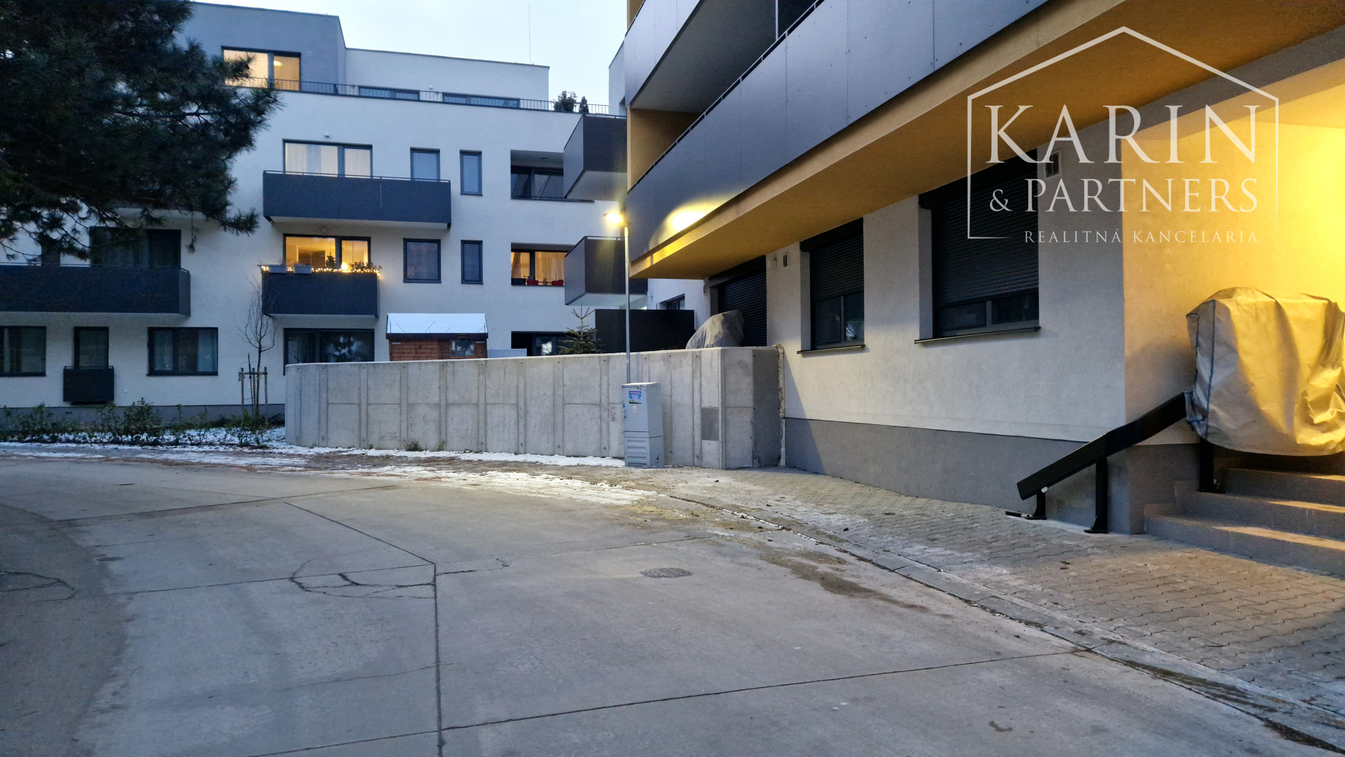 2-IZBOVÝ BYT S PARKOVANÍM  NA ZAČIATKU ROVINKY