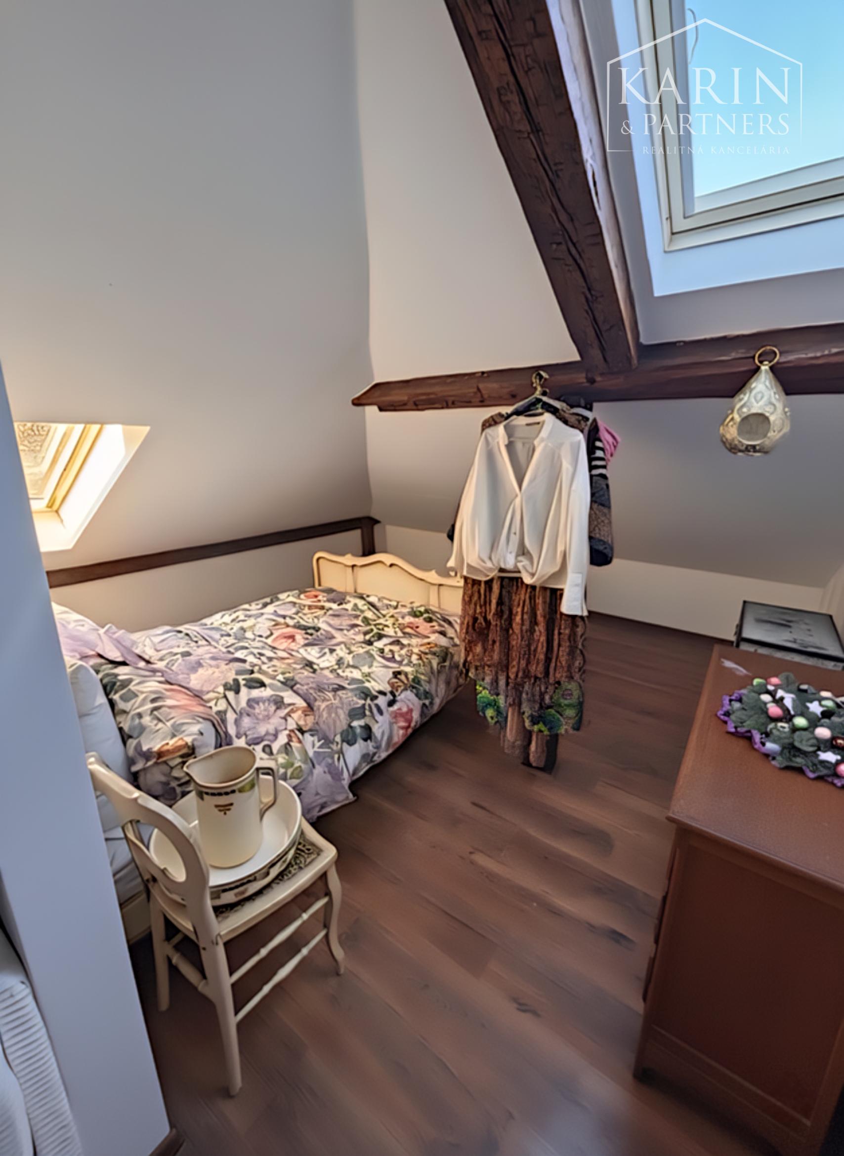 Bývanie s príbehom: Priestranný podkrovný byt v historickom dome Vincentiek