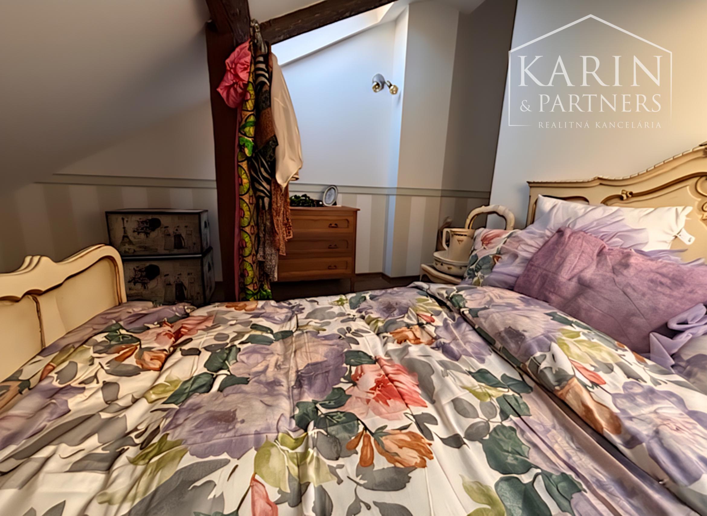 Bývanie s príbehom: Priestranný podkrovný byt v historickom dome Vincentiek