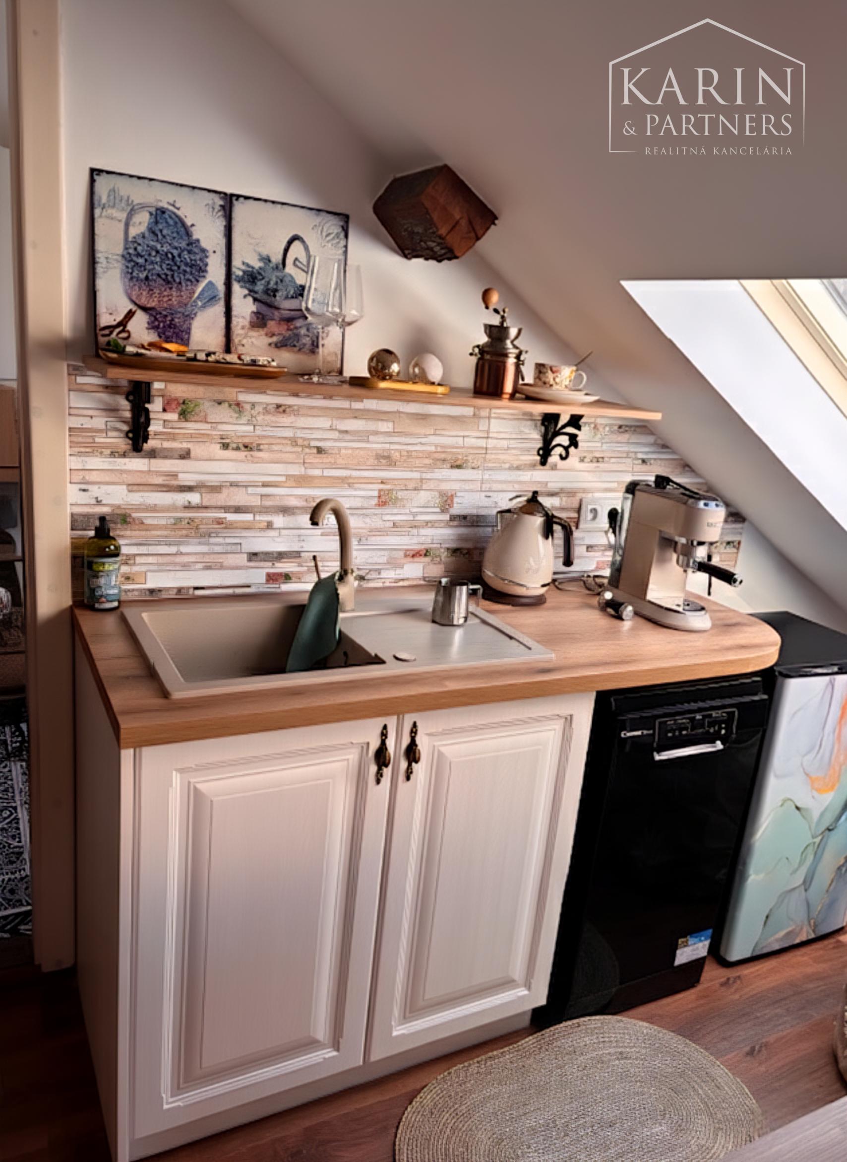 Bývanie s príbehom: Priestranný podkrovný byt v historickom dome Vincentiek