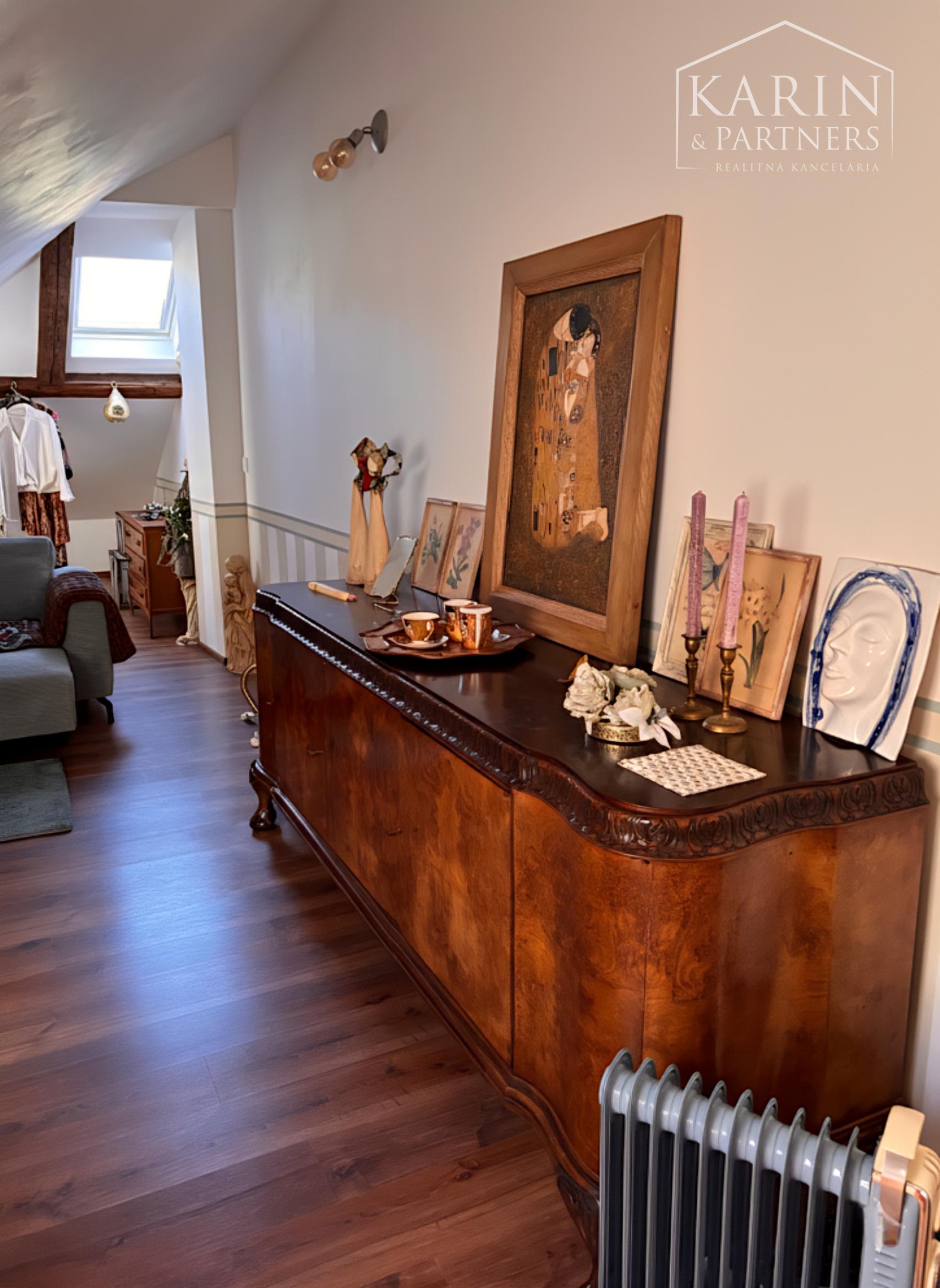 Bývanie s príbehom: Priestranný podkrovný byt v historickom dome Vincentiek