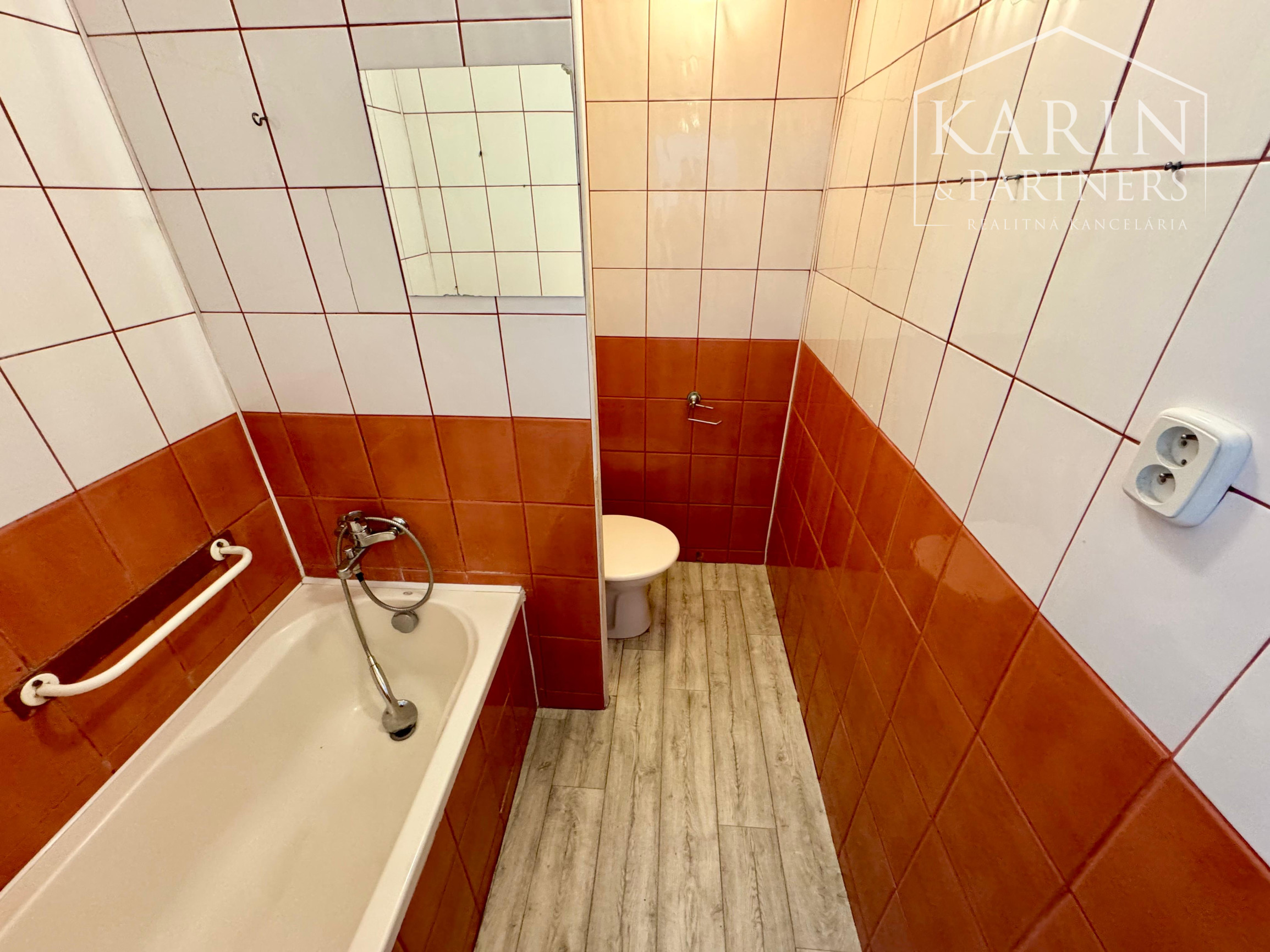 NA PRENÁJOM ZARIADENÝ 1i BYT V MESTE HOLÍČ