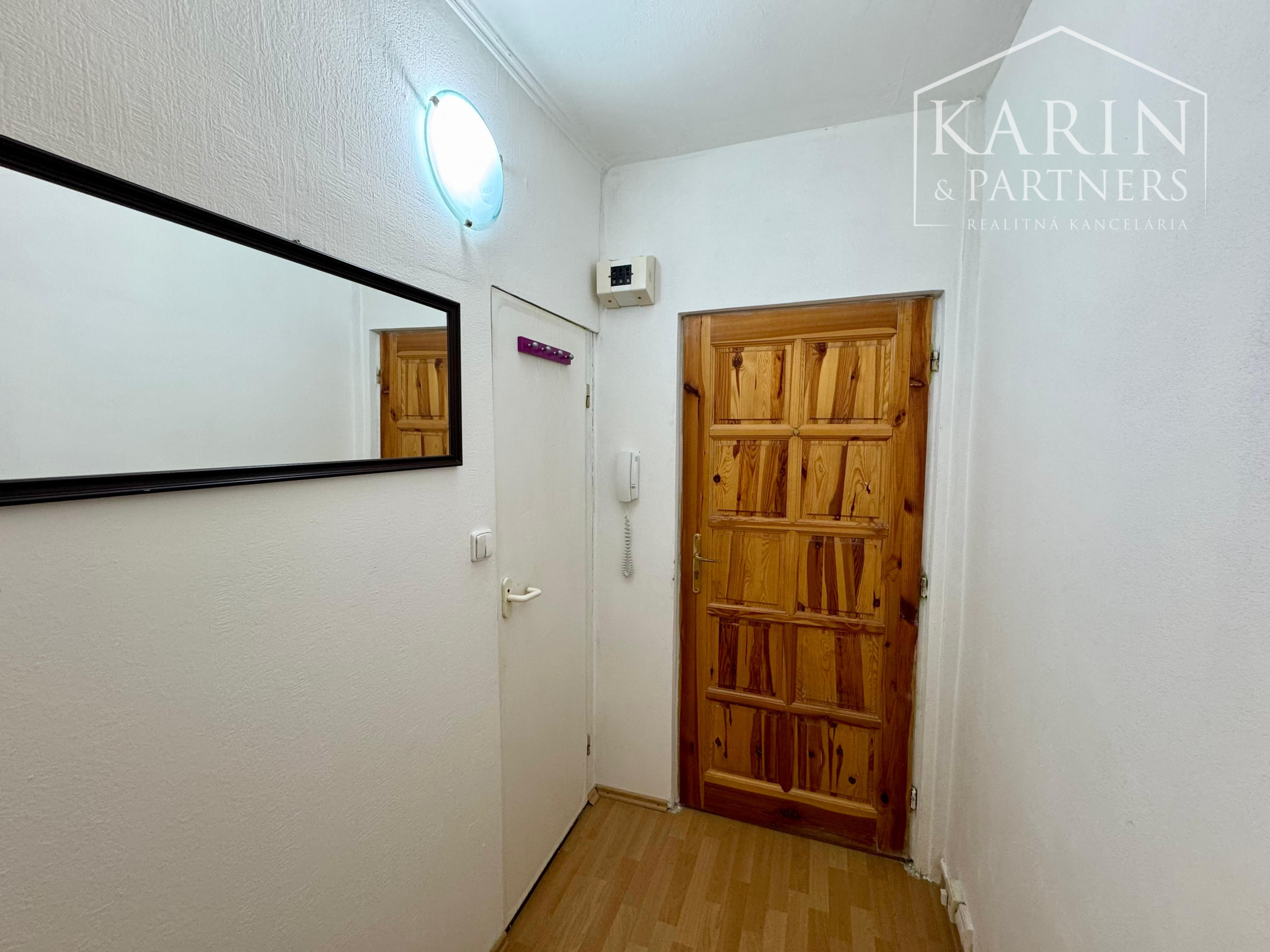 NA PRENÁJOM ZARIADENÝ 1i BYT V MESTE HOLÍČ