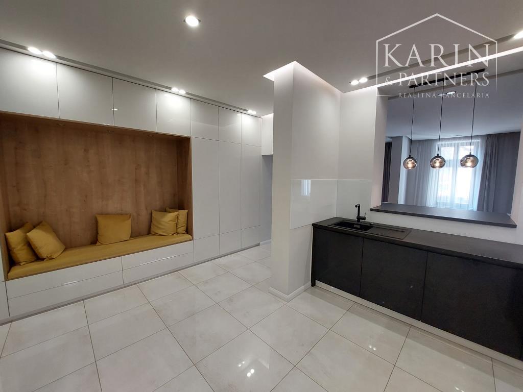 Staré Mesto - veľkometrážny reprezentatívny byt 167 m2, ul. Cintorínska