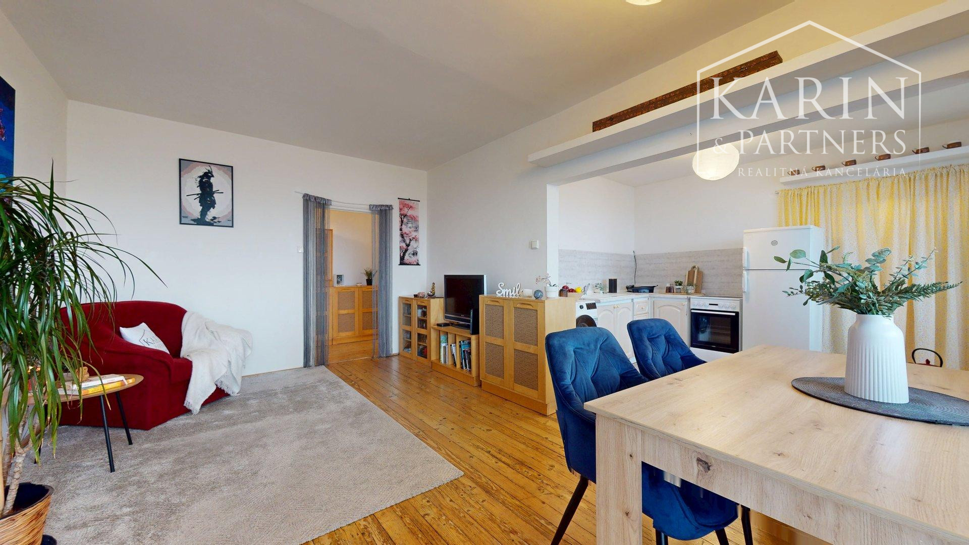 PRIESTRANNÝ A SVETLÝ 3I BYT S VEĽKOU ZASKLENOU LODŽIOU A PIVNICOU