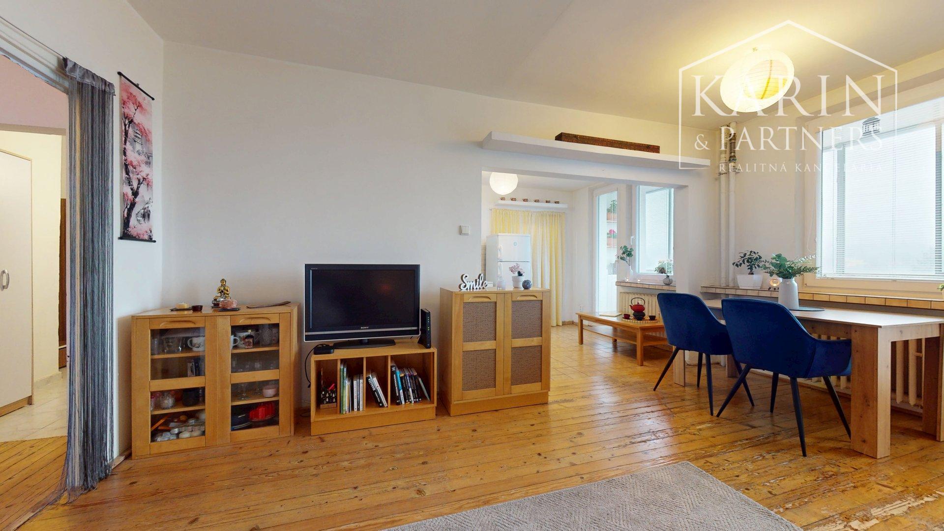 PRIESTRANNÝ A SVETLÝ 3I BYT S VEĽKOU ZASKLENOU LODŽIOU A PIVNICOU