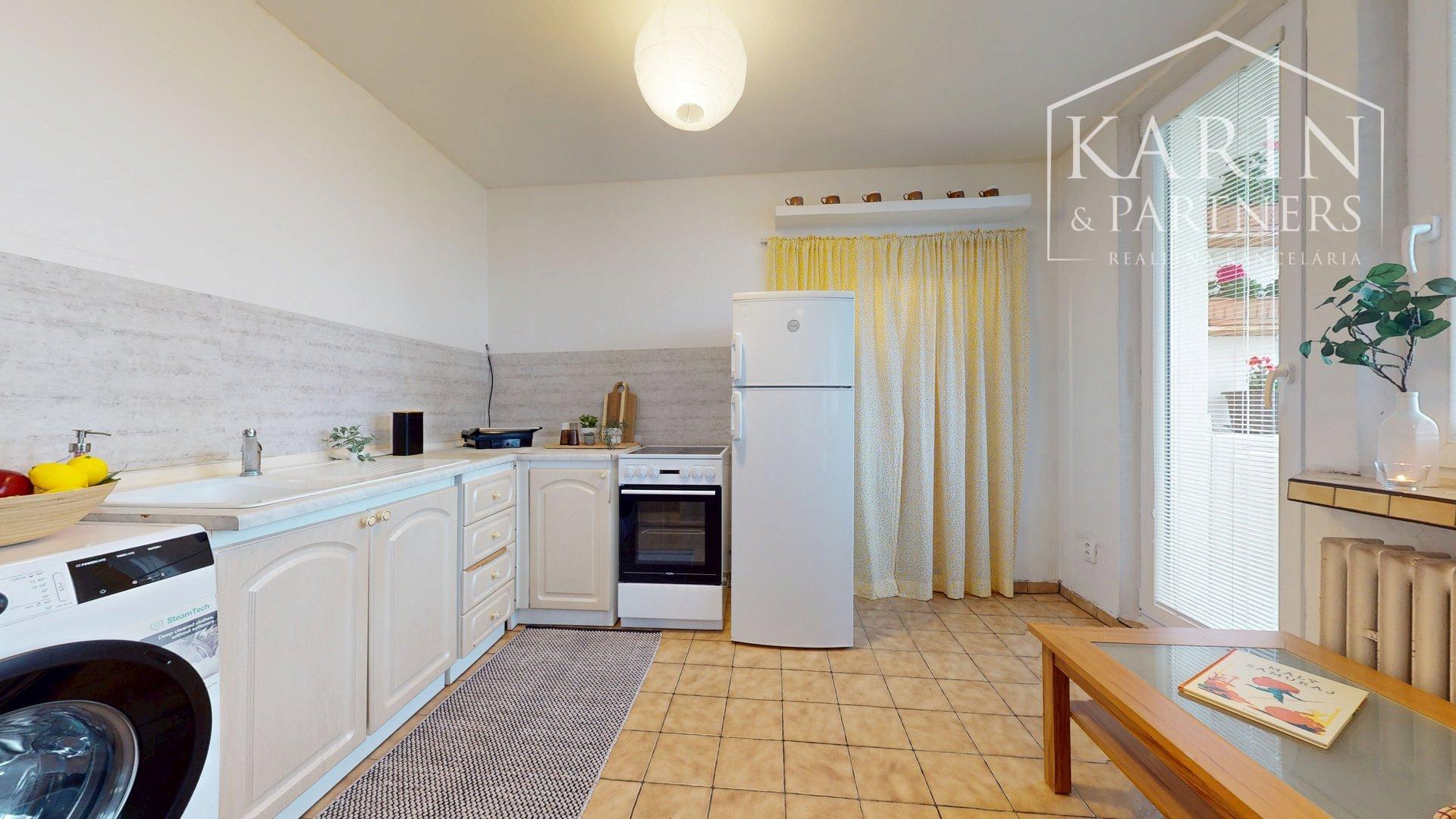 PRIESTRANNÝ A SVETLÝ 3I BYT S VEĽKOU ZASKLENOU LODŽIOU A PIVNICOU